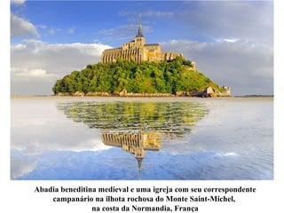 Abadia beneditina medieval e uma igreja com seu correspondente
campanário na ilhota rochosa do Monte Saint-Michel,
na costa da Normandia, França
 