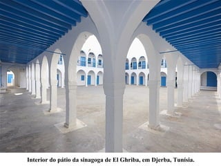 Interior do pátio da sinagoga de El Ghriba, em Djerba, Tunísia.
 