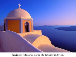Igreja com vista para o mar na ilha de Santorini, Grécia.
 
