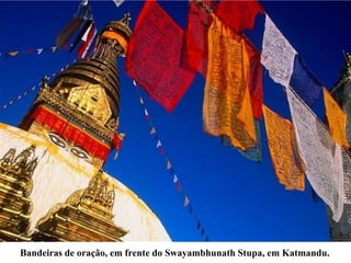 Bandeiras de oração, em frente do Swayambhunath Stupa, em Katmandu.
 