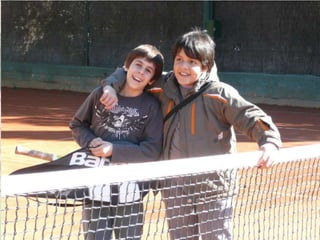 Qué cal per jugar a tennis?Per jugar a tennis necessites 10 pilotes, una pista de tennis, una raqueta i, sobretot.. UN COMPANY!Per saber sí et va bé  la raqueta has de mirar que entre les teves mans i el mànec et sobrin uns 20mm.