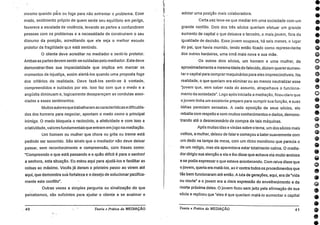 0110•400••00069.G00
mesmo quando para ou foge para não enfrentar o problema. Esse
medo, sentimento próprio de quem sente seu equilíbrio em perigo,
favorece a escalada de violência, levando as partes a confundirem
pessoas com os problemas e a necessidade de construirem o seu
discurso da posição, acreditando que ele seja o melhor escudo
protetor da fragilidade que está sentindo.
0 cliente deve acreditar no mediador e senti-lo protetor.
Ambas as partes devem sentir-se cuidadas pelo mediador. Este deve
demonstrar-lhes sua imparcialidade que implica em marcar os
momentos de injustiça, assim alertá-los quando uma proposta foge
dos critérios de realidade. Deve fazê-los sentir-se à vontade,
compreendidos e cuidados por ele. Isso faz com que o medo e a
angústia diminuam e, logicamente desapareçam as condutas asso-
ciadas a esses sentimentos.
Muitos autores que trabalharam as características e dificulda-
des dos homens para negociar, apontam o medo como o principal
inimigo. 0 medo bloqueia o raciocínio, a afetividade e com isso a
criatividade, valores fundamentais que entram em jogo na mediação.
Um homem ou mulher que chora ou grita ou treme está
pedindo ser socorrido. São sinais que o mediador não deve deixar
passar, sem reconhecimento e compreensão, com frases como:
"Compreendo o que está passando e o quão difícil 6 para o senhor/
a senhora, esta situação. Eu estou .aqui para ajudá-los e facilitar as
coisas ao máximo. Vocês já deram o primeiro passo ao virem até
aqui, que demonstra suá fortaleza e o desejo de solucionar pacifica-
mente este conflito".
Outras vezes a simples pergunta ou sinalização do que
percebemos, são suficintes para ajudar o cliente a se acalmar e
adotar uma posição mais colaboradora.
Certa ,vez teve-se que mediar em uma sociedade com um
grande conflito. Dois dos três sócios queriam efetuar um grande
aumento de capital o que deixava o terceiro, o mais jovem, fora da
igualdade de decisão. Esse jovem ocupava, há seis meses, o lugar
do pai, que havia morrido, tendo então ficado como representante
dos outros herdeiros, uma irmã mais nova e sua mãe.
Os outros dois sócios, um homem e uma mulher, de
aproximadamente a mesma idade do falecido, diziam quereraumen-
tar o capital para comprar maquinários para eles imprescindíveis. Na
realidade, o que queriam era eliminar ou ao menos neutralizar esse
"jovem que, sem saber nada do assunto, atrapalhava o funciona-
mento da sociedade". Logo após iniciada a mediação, ficou claro que
o jovem tinha um excelente preparo para cumprir sua função, e suas
idéias pareciam sensatas. A cada oposição de seus sócios, ele
rebatia com respeito e com muitos conhecimentos e dados, demons-
trando até o desnecessário da compra de tais máquinas.
Após muitas idas e vindas sobre o tema, um dos sócios mais
velhos, a mulher, deixou de falare começou a batersuavemente com
um dedo na tampa da mesa, com um ritmo monótono que parecia o
de um relógio, mas ela aparentava estar totalmente calma. 0 media-
dor dirigiu sua atenção a ela e lhe disse que achava ela muito ansiosa
e se podia expressar o que estava acontecendo. Com raiva disse que
o jovem, queria era matá-los, ao ir contra todos os procedimentos que
tão bem funcionaram até então. A luta de gerações, aqui, era de "vida
ou morte" e o jovem era a clara expressão do envelhecimento e da
morte próxima deles. 0 jovem ficou sem jeito pela afirmação de sua
sócia e replicou que "eles 6 que queriam matá-lo aumentar o capital
.000•14060€0410
. 40 Teoria e Prática da MEDIAÇÃO Teoria e Prática da MEDIAÇÃO 41
 