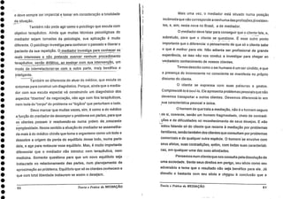 1•••••••••••••••••••••••••••••••0••
e deve sempre ser imparcial e tomar em consideração a totalidade
da situação.
Também não pode agir como o psicólogo que escuta com
objetivo terapêutico. Ainda que muitas técnicas psicológicas do
mediador sejam tomadas da psicologia, sua aplicação é muito
diferente. O psicólogo investiga para conhecera passado e liberar o
paciente da sua repetição. 0 mediador investiga para conhecer os
reais interesses e não pretende exercer nenhum procedimento
terapêutico, senão didático, ao ensinar com sua intervenção, urn
modo de interrelactonar-se com a outra parte, mais benéfico _e
inteligente.
Também se diferencia do atuar do medico, que escuta os
sintomas para construir um diagnóstico. Porque, ainda que o media-
dor com sua escuta especial vá construindo um diagnóstico dos
aspectos "doentes" da negociação, não age com fins terapêuticos,
nem isola do "corpo" do problema os "órgãos" que perturbam o todo.
Devo marcar que muitas vezes, sim, é como a do médico
a função do mediador de decompor o problema em partes, para que
os clientes possam ir resolvendo-as numa ordem de _crescente
complexidade. Nesse sentido a atuação do mediador se assemelha-
ria mais à do médico chinês que toma o organismo como um todo e
descobre a origem da perda do equilíbrio desse todo, numa parte
dele, e age para restaurar esse equilíbrio. Mas, é muito importante
diferenciar que o mediador não introduz nem terapêutica, nem •
medicina. Somente questiona para que um novo equilíbrio seja
instaurado no relacionamento das partes, num planejamento de
aproximação ao problema. Equilíbrio que só os clientes conhecem e
que com total liberdade instauram se assim o desejam.
50 Teoria e Prática da MEDIAÇÃO
Mais uma vez, o mediador está situado numa posição
incômoda que não corresponde a nenhuma das profissões já existen-
tes, e, sim, nesta nova no Brasil, a de mediador.
O mediadordeve falar para conseguir que o cliente fale, e,
sobretudo, para que o cliente se questione. É esse outro ponto_ _
importante que o diferencia: o pensamento de que só o cliente sabe
o que é melhor para ele. Não adianta ser profissional de grande
experiência, se isso não nos conduz a investigar para chegar ao
verdadeiro conhecimento de nossos clientes.
Temos descrito como o ser humano é um ser cindido, e que
a presença do inconsciente no consciente se manifesta no próprio
discurso do cliente.
0 cliente se expressa com suas palavras e gestos.
Compreendê-lo é ouvi-lo. Ele apresenta problemas pessoais que não
devemos transportar a outros clientes. Devemos diferenciá-lo em
sua característica pessoal e única.
0 homem de que trata a mediação, não é o homem seguro
de si, coerente, senão um homem fragmentado, cheio de contradi-
. ções e de dificuldades no reconhecimento de seus desejos. E não
estou falando só do cliente que recorre à mediação por problemas
familiares, senão também dos clientes que consultam por problemas
comerciais e de qualquer outra espécie. O homenise envolve com
seus afetos, suas contradições, enfim, corn todas suas característi-
cas, em qualquer uma das suas atividades.
Pensemos num clientelue nos consulta pela dissolução de
uma sociedade. Sente seus direitos em perigo, seu sócio como seu
adversário e teme que o resultado não seja benéfico para ele. Já
discutiu o bastante com seu sócio e chegou à conclusão que a
Teoria e Prática da MEDIAÇÃO 51
 