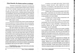 Etapa Seffunda. Os clientes expõem o problema.
Terminada a apresentação e assegurada a inexistência de
dúvidas, o mediador convidará as partes a falarem sobre o problema
que as trouxe A mediação. Explicará que serão escutados, cada um
por vez e que eles mesmos deverão decidir quem começará.
Decidido quem falará primeiro, o mediador pedirá ao cliente que fale
com tranqüilidade, passando toda a informação possível, e pedirá ao
outro que escute com atenção, sem interrupções 18. Deve assinalar
que essa escuta é muito importante, já que é uma boa oportunidade
de escutar, sem paixões, as razões do adversário, pois da conjunção
dessas razões surgirá o acordo.
Nesta etapa ornediadordeve relaxar e prestar atenção não
somente As palavras e à história contada por cada uma das partes,
mastambém As reações, estados emocionais, posturas, inflexõesde
voz, e qualquer outro detalhe que chame sua atenção.
Aqui cada mediador deve decidir se toma notas ou não.
Pessoalmente não gosto das notas. Sempre tenho frente a mim, uma •
folha de papel onde anoto os nomes com que eles mesmos gostam de
•ser chamados, e como não quero deixar datos exatos por conta da
minha memória, anoto os valores que são passados; depois raramente
anoto mais alguma coisa. Pessoalmente acho que minha atenção
deve ficar livre para ser chamada espontaneamente pelos fatos que
aconteçam. Se anoto, estou obrigando minha atenção a um ponto.
Também, quando se anota, está-se direcionando os clientes, pois eles
prestam muita atenção aos movimentos do mediador e procuram tirar
conclusões de cada uma de suas reações ou intervenções.
A memória é uma função muito curiosa. Quanto menos
forçamos a atenção consciente, melhor registraremos .os fatos
importantes, as contradições e todos esses fatos que, sem dúvida,
serão chaves de entendimento mais profundo do que se quer dizer,
contido no que se está dizendo.
Também neste momento deveremos prestar muitas aten-
ção As ideias e sentimentos que- nos ocorrem, pois muitas delas,
como temos visto no capítulo anterior, deverão ser deixadas de lado
e outras poderão ser de muita utilidade.
0 mediador deve mostrar-se cálido e compreensivo, esti-
mulando as partes a faiar e a prestar atenção.
É melhor não interromper o cliente em suas primeiras
manifestações. Deve-se deixá-lo falar do jeito que ele melhor achar.
Se algum cliente tiver alguma dificuldade, o estimularemos com
perguntas abertas que não possam ser respondidas com
monossílabos, mas com explicações.
Quanto ao cliente que está na vez de escutar, permitire-
mos-lhe algumas reações, normalmente interjeições, exclamações
simples pelo que está escutando, mas temos que interrompê-lo se
atrapalha a continuidade da fala do outro, reafirmando-lhe a conve-
niência da escuta atenta e sua chance de se expressar livremente na
sua vez, onde terá todo o respeito.
É este um momento muito i9iportante da mediação, pois
devemos criar o ambiente propicio p ra que os clientes falem a
vontade. Sabemos que nos seus di cursos bstarão contidos os
verdadeiros interesses, que tentaremoS resgatar, para que sejam as
bases das negociações. Também este momento é importante para
introduzir as regras de respeito e de interrelação, chave do modo com
GOGO4,11)0000000000•6•O-1.0041)000000600
le. Se necessário pode convidá-lo a anotar aqueles pontos que não deseja
esquecer de contestar, quando seja a sua vez.
72 Teoria e Prática da MEDIAÇÃO Teoria e Prática da MEDIAÇÃO 73
 