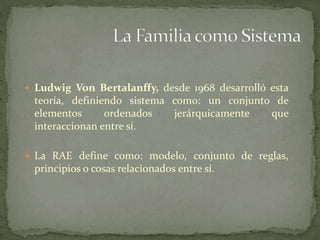  Ludwig Von Bertalanffy, desde 1968 desarrolló esta
teoría, definiendo sistema como: un conjunto de
elementos ordenados jerárquicamente que
interaccionan entre sí.
 La RAE define como: modelo, conjunto de reglas,
principios o cosas relacionados entre sí.
 