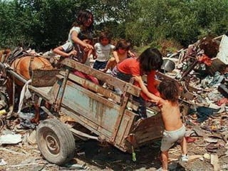 Desigualdades latino-americanas    A  América Latina estava sujeita à tutela comercial e financeira dos EUA, sendo que a partir da década de 60, existiu um agravamento das desigualdades e dos sintomas de subdesenvolvimento de muitas regiões.