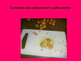 Cortamos las aceitunas en cuatro partes
 