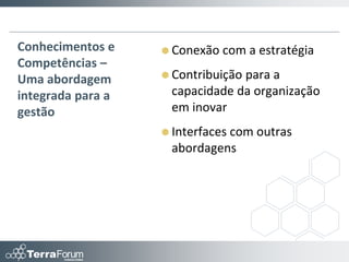 Definindo uma Estratégia Integrada
                            Macroambiente/Contexto

                             Cultura Organizacional

                              Estratégia Organizacional


Considerando estes elementos, a organização terá condições de definir diretrizes
estratégicas, que poderão abranger diferentes dimensões, conforme o exemplo abaixo:

                    Setor                         Característica       Diretrizes
                                                  • Ciclos longos      • Orientação para o
                                                  • Uso intensivo de     longo prazo
 Práticas de                        Traços          conhecimento       • Foco no
  Educação                          Culturais     • Viés técnico         desenvolvimento
                                                  • Regulação            continuado



     Processos                  Negócio
 