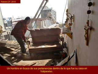 Un hombre en busca de sus pertenencias dentro de lo que fue su casa en Valparaíso.  Febrero 27, 2010 