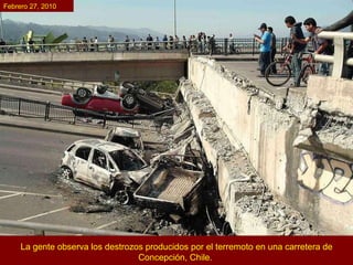 La gente observa los destrozos producidos por el terremoto en una carretera de Concepción, Chile.  Febrero 27, 2010 