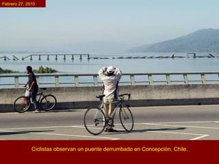 Ciclistas observan un puente derrumbado en Concepción, Chile.  Febrero 27, 2010 