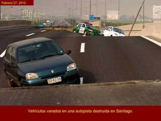 Vehículos varados en una autopista destruida en Santiago. Febrero 27, 2010 