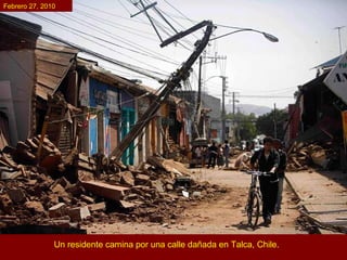 Un residente camina por una calle dañada en Talca, Chile.   Febrero 27, 2010 