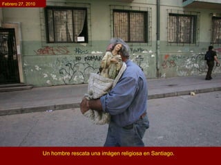 Un hombre rescata una imágen religiosa en Santiago.  Febrero 27, 2010 