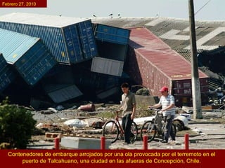 Contenedores de embarque arrojados por una ola provocada por el terremoto en el puerto de Talcahuano, una ciudad en las afueras de Concepción, Chile.   Febrero 27, 2010 