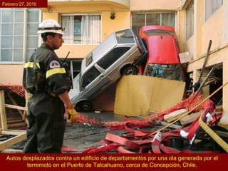 Autos desplazados  contra un edificio de departamentos por una ola generada por el terremoto en el Puerto de Talcahuano, cerca de Concepción, Chile. Febrero 27, 2010 