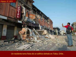 Un residente toma fotos de un edificio dañado en Talca, Chile. Febrero  27, 2010 