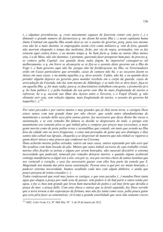136



(...) algumas providencias, q. creio unicamente capazes de fazerrem conter este povo (...) e
diminuir o grande numero de facinerozos q. me dizem há nesta Ilha (...) nesta capitania huma
Junta Criminal em aquella Ilha aonde deve-se ser o asento do governo, porq. para isso mesmo
esta não he a mais doentia, os empregados assim civis como militares q. vem de fora, quando
não morrem chegando o tempo das moléstias, ficão, por via de regra, arruinados, isto os faz
estarem aqui contra feitos; e ao mesmo tempo q. he hum facto q. todas as outras ilhas menos
esta, é a de Maio, não são doentias; e portanto, querendo fazer prosperar hum paiz, he precizo q.
se comece pella Capital; ora quando desta todos fogem, he impossível conseguir-se tal
melhoramento, o q. em breve se alcançaria se se fize-se o assento deste governo em a Ilha do
Fogo (...) hum governo aqui não há, porque não há fortificaçoens na Ilha, os Governadores
estão em Cazas particulares que arrendão, cazas de camara não há, e as secçoens fazem os
Juizes em suas cazas, e na minha aquellas a q. devo assistir, Cadêa, não há, e eu quando devo
prender alguém depreco ao governo para mandar recebelo em o corpo da guarda: cazas de
arrecadação da Fazenda, não há, nem mesmo de Alfândega; e se tudo isto se deve fazer, faça-se
em aquella Ilha q. for mais sadia, para q. os funcionários trabalhem com gosto, e promovão já o
q. he bem publico (...) pella bondade do seu porto esta ilha he mais freqüentada de navios a
refrescar, he o q. succede nas Ilhas dos Açores entre a Terceira, e o Faijal (Faial), q. não
obstante serr esta, sem relação alguma, mais freqüentada de navios, o assento do governo há
naquella.(...).212
.....................................................................................................................
Por estes peccados e por outros muitos e muy grandes que já (há) nesta terra, a castigou Deos
estess annos com tam grande fome por não chover, que sendo antes abundantíssima de
mantimento e avendo della saca pêra outras partes, foy necessario que desse Reino lhe viesse a
sustentação, e se este remedio lhe faltara se duvida se despovoara de todo; e porque este
mantimento era somente pêra os que tinhaõ pêra o comprar por preços muy excessiuos, a mais
gente morria como de peste pollas ervas e savandilhas que comiaõ, em tanto que avendo na Ilha
fora da cidade oito ou nove freguesias, e estas tam povoadas de gente que aos domingos e dias
santos não cabiaõ nas Igrejas, chegarão a se despovoar de maneira que não tinhaõ os vigairos a
quem dizerr missa e muy poucos que confessar na Coresma.
Huns achavão mortos pollas estradas, outros em suas casas, outros espirando por não aver quê
lhe acudisse com hum bocado de pão. Muitos que antes tinhaõ escravos de cujo trabalho viviaõ,
mortos elles ficarão se portas e alguns por serem honrados, não ousavaõ descubrir a estrema
necessidade que padeciaõ, tomavaõ por remedio deixarse morrer, e quando alguns acabavaõ
comsigo manifestarse a alguê era a nós, ora por sy, ora por escritos cheos de tantas lastimas que
nos cortavaõ o coração, e assy foy nacessario gastar com elles boa parte da esmola que S.
Magestade nos manda dar pêra nossa sustentação. Pessoa ouve a quê por ser muito honrada, e
padecer extrema necessidade, hiamos acudindo cada mez com algum dinheiro, e ainda que
pouco passaou de trinta cruzados (...)
Todos confessavaõ que eraõ muy justos os castigos, e que seus pecados (...) mandou Deos tanta
agoa que alagou a praça por onde avia de passar, sem podere ir de huã parte a outra senão por
agoa, e foy a chea tam grande que levou hum marachaõ de pedra e cal muy forte que devidia a
praça do mar, e praya delle. Com esta chuva e outras que se foraõ seguindo, foy Deos servido
que a terra tornou a dar esperanças de fortuna, mas não foy tanta como soya, polla pouca gente
que avia pêra fazer as sementeiras; cõ (com) a grande esterilidade que ouve não somente creceo
212
      AHU, Cabo Verde, Cx. Nº. 060/ Doc. Nº. 3, de 24 de Janeiro de 1812.
 
