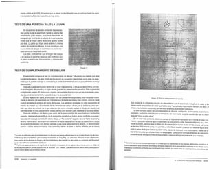 mente visible en el HTP). El camino que va desde la identificación sexual confusa hasta los senti-
mientos de insuficiencia masculina es muy corto.
TEST DE UNA PERSONA BAJO LA LLUVIA
En situaciones de tensión ambiental (representa-
das por la lluvia) el examinado tiende a valerse del
retraimiento y del escape, pues hace descender el
paraguas por encima de la cabeza de la persona. de
modo que la mayor parte de la cara quede oculta
por éste. La parte que logra verse ostenta la misma
cicatriz de los demás dibujos, lo cual constituye una
nueva evidencia de que el examinado se siente mar-
cado como un marginado social.
Los pies, protrusiones que emergen del cuerpo
y en las que el paciente desplaza sus conflictos con
el pene, vuelven a ser transparentes y carentes de
sustancia
TEST DE COMPLETAMIENTO DE DIBUJOS
ÑGURA 11
8 examinado comienza el test de completamiento de dibujos • dibujando una bateria que tiene
los elementos secos. De este modo se vincula con su ocupación (electricista) como área de segu-
ridad que le permita manejar la ansiedad que siente al enfrentarse con un procedimiento nuevo y
desconocido.-
Después puede aventurarse dentro de un área más personal, y dibuja un diario íntimo. Un dia·
rio es el registro del pasado y un lugar donde guardar los pensamientos secretos. Esto sugiere dos
posibiíidades parejas. 8 diario como registro del paciente implica culpa por las actividades pasa-
das (¿y por el pensamiento?), culpa de la que no se puede huir.
8 otro aspecto del diario, el vinculado con los pensamientos privados. nos recuerda nueva-
mente el esfuerzo del examinado por mantener sus fantasías secretas y bajo control, como lo hacia
cuando enrejaba la ventana del techo de la casa. Las ventanas enrejadas no sólo representan el
intento de impedir que el contenido de las fantasías se vuelque afuera, en el ambiente, sino tam-
bién que otros se enteren de lo que ellas son (tal como ahora lo sugiere el dibujo del diario). Los
barrotes sirven no sólo para encerrar cosas adentro sino también para mantener a los otros afuera.
Después del dibujo del diario y, por ende, de la preocupación del examinado por los hechos
pasados, éste se entrega al dibujo de lo que podría constituir un indicio de los conflictos subyacen-
tes a las ofensas que cometió. En efecto dibuja un "filo cortante" seguido de una "tabla de picar" y
de otro "filo cortante", tema que con variantes se repite hasta el final del test ya que el último dibujo
es un enorme pescado con dientes salvajes y una boca peligrosamente abierta. El denominador
común a todos estos conceptos: filos cortantes, tablas de picar o dientes afilados, es el mismo
• La serie de estímulos para el completamiento de dibuJos que hemos utilizado aqufno es ni la de Kinget ni la de Hom·
Hellersberg, sino una diseñada para nuestras necesidades en Sing Sing. Los principios utílizados no son sólo los mis-
mos que los de las técnicas de Kinget y de Hom-Hellersberg, sino también los del análisis de contenido del RO<SChach
ya que los estímulos son bastante ambiguos.
•• Podrfamos especular acerca del significado de la adición innecesaria de los signos más y menos como un reflejo de
su actual preocupación por las proporciooes de •bondad"y de "maldad" que se encuentran dentro de él. p<eocupacíón
®e lo invade desde que cometió su ofensa.
308 EMANUEL F. HAMMER
f1Gt-'IA 12: TEST OE CCMP...."'l'MIENTO oe CllllUJOS
que surgía .de la chimenea a punto de derrumbarse que el examinado incluyó en la casa, y las
ramas medio amputadas del áibol que habían sido 'serruchadas hace mucho tiempo"; es decir, el
miedo ala mutilación corporal o, en términos analíticos,la ansiedad castratoria.
El ítem número nueve del completamiento de dibujos, una honda, se encuentra en el mismo
concepto. La honda coincide con la inmadurez del examinado, surgida cuando dijo que su árbol
tenia de "cinco aocho anos·.
En un nivel más profundo debemos pensar en la posible implicación de la honda en este mo-
mento, Y~ ello recordar que el examinado es una persona judía, bastante refigiosa y que, den-
tro de la Pn5lón, siempre lleva la Biblia con él a pesar de las burlas de los demás presos. La honda
es famosa bíblicamente porque le permitió al niño David desafiar y vencer ala enorme figura ene-
miga a pesar de la gran fuerza que ésta tenía, capaz de deshacer a su contrincante. Revela en el
test la fuerza yoica que el examinado ha desplegado • para luchar contra la amenaza de castración
proveniente de una figura masculina autoritaria y para no entregarse totalmente ala ansiedad.
• Recordemos la lucha compensatoria por la virilidad que se manifestaba en los bigotes del hombre cromático la
~ adecua ~ de.la Chimeoea acromática, la intacta integración de la ~idad, manifiesta en losdibuJos ~
tot~idad, Yla evidencia conducta! que constituye el largo periodo que existió entre las dos im.>pciones sintomáticas del
paciente.
18 . LA BATEAfA PROYECTIVA GRÁFICA 309
 