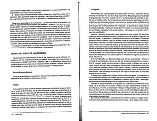 cada uno de estos artistas revela la íntima relación que existe entre sus experiencias vitales Ysus
personalidades por un lado, y su arte, por otro (9).
s. Existen operaciones intermediarias entre los detalles de un dibujo y las fuerzas que lo
determinan; estas operaciones poseen una gramática y una sintaxis similares a las que gobier-
nan los sfmbolos oníricos, las estructuras de la fantasía y los desplazamientos somáticos.
Existen otros factores dignos de consideración. Los intentos de evaluar la confiabilidad Yla
validez de los procedimientos psicológicos son deseables y necesarios. Pero para hacerlo las
técnicas deben adecuarse a la materia que están tratando; de lo contrario el índice de validez
puede referirse más que a dicha materia, a la inferioridad o superficialidad de la técnica de va-
lidación. En una época, por ejemplo, se investigó la confiabilidad del Rorschach aplicando la
técnica a las láminas del test. Cualquiera que sepa algo del Rorschach puede advertir que esto
sólo puede dar como resultado un bajo coeficiente de confiabilidad pero no relacionado con el
Rorschach sino con la falta de información del investigador. Un tipo de estudio de la validez que
podría ser significativo es el que sugerimos en el caso del señor P. (véase capítulo 7) en que la
secuencia de dibujos de la figura humana es paralela a los cambios del paciente en sus situacio-
nes vitales, sueños, fantasías asociaciones yconductas manifiestas.
En la sección correspondiente a los dibujos de la figura humana describiremos primero la téc-
nica básica de los dibujos, y luego la elaboraremos y comentaremos.
TÉCNICA DEL DIBUJO DE UNA PERSONA
Esta técnica puede enfocarse como un tipo de test situacional en que se enfrenta al exa-
minado, no sólo con el problema de dibujar una persona, sino también con el de orientarse Y
conducirse en una situación determinada y adaptarse a ella. En sus esfuerzos por resolver estos
problemas la persona se compromete en conductas verbales, expresivas y motoras. Estas con-
ductas verbales, así como el dibujo mismo, ofrecen datos para el análisis psicológico.
Procedimiento básico
En los siguientes parágrafos presentaremos el equipo, las consignas, las observaciones y las
interpretaciones de la técnica del dibujo de una persona.
Equipo
B procedimiento básico consiste en entregar al examinado un lápiz blando y papel en blanco
de un tamaño de 21 centímetros por 28 aproximadamente. 8 papel debe estar ubicado al al-
cance de su brazo de modo que pueda seleccionar la hoja y colocarla en posición que prefiera.
B escritorio debe tener una superficie lisa y una iluminación suficiente. 8 indMduo debe estar
sentado con comodidad, con espacio suficiente para los brazos y las piernas. En este momento
desearíamos prevenir contra la práctica frecuente de permitir que el examinado se siente en un
costado del escritorio de tal modo que luego deba girar el cuerpo y los hombros. También es in-
adecuado utilizar una superficie limitada que impida que la persona apoye sus brazos en ella. Lo
ideal es lograr que el examinado asuma su estado de relajación habitual ~ modo que sea postble
suponer que cualquier tensión psíquica es endógena y no impuesta por la situación física externa.
80 SIDNEY LEVY
Consignas
Presumiremos que ya se ha establecido el rapport entre examinado y examinador. En ese
momento el examinador dice: •por favor dibuje una persona·. ESto puede generar una cantidad
de preguntas, tales como •¿una persona entera?", y muchas protestas del examinado en rela-
ción con su ineptitud artística. Como respuesta a la clase de preguntas relacionadas con el tipo
de dibujos, el examinador debe limitarse acomentarios muy generales del tipo de •oibuje lo que
prefiera, del modo que prefiera". Si bien esto puede repetirse como aliento y estímulo no debe
darse ninguna otra consigna especifica. Como respuesta a las expresiones de duda acerca de
la competencia artística, el examinador puede decir: "No importa, no nos interesa cómo dibuja,
sino que dibuje a una persona". Esto puede repetirse y reformularse pero no se debe dar nin-
guna otra especificación.
llegando a este punto el examinado puede responder de varias maneras, por ejemplo es
pasible que dibuje una persona completa, una persona incompleta, apenas un bosquejo, una
figura de •pa1otes", un estereotipo, o la representación abstracta de una persona. También es
posible que continúe reticente. Cada una de estas formas de comportamiento contiene infor-
mación acerca del individuo y no debe considerarse como una pérdida de tiempo. Para el psi-
cólogo clínico la conducta preliminar al dibujo, la que se produce durante la realización del di-
bujo y la producción artística resultante revisten la misma importancia. Si el examinado continúa
reticente, el examinador podrá utilizar todas las técnicas o formas de persuasión que conozca,
pero sin dar ninguna información específica adicional. Deberá destacarse que el talento artístico
no es importante y que ·cualquier cosa que haga está bien". He usado este procedimiento con
más de cinco mD individuos y muy pocas veces me he encontrado con negativas persistentes a
dibujar una persona.
Si el examinado dibuja una figura incompleta, se le pide que tome otra hoja y dibuje una
completa (el examinador debe recordar que hay que enumerar las hojas en forma consecu-
tiva). Es necesario explicar qué se entiende por figura completa. Una figura que incluya la
mayor parte de las cuatro áreas principales del cuerpo puede considerarse completa. Las
cuatro áreas del cuerpo son: cabeza, torso, brazos y piernas. Si cualquiera de estas áreas
está totalmente omitida, la figura debe considerarse incompleta. Pero si se omite sólo una
parte del área, como por ejemplo las manos, los pies o alguna parte del rostro, el dibujo está
aceptablemente completo.
Si el examinado hace apenas uil esbozo, dibuja una figura de "palotes" o un estereotipo o
una representación abstracta, se le pedirá que tome una hoja adicional y dibuje una persona;
pero en este caso no se aceptarían ni estereotipos, ni esbozos (según el caso), y deben repe-
tirse las consignas hasta que resulte un dibujo satisfactorio de la figura humana.
Después de este procedimiento ya se poseen uno o más dibujos consecutivos nume-
rados, uno de los cuales, por lo menos, constituye una figura aceptablemente completa. Si
dicha figura es un hombre, se deberá decir: "Esta es una figura masculina, por favor dibuje
ahora una femenina". Si la primera figura es una mujer, se dirá: "Usted dibujó una figura feme-
nina, por favor dibuje ahora una masculina". Las reacciones del examinado podrán variar de
manera semejante a las descriptas previamente y las respuestas del examinador deberán ser
las apropiadas para cada caso.
En cuanto a las observaciones e interpretaciones!, la técnica consiste en el registro de pro-
posiciones descriptivas e interpretativas acerca de la conducta y de los dibujos del examinado.
4. DIBUJO PROYECTIVO DE LA FIGURA HUMANA 81
 