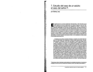 .;
......
_;j;;
'Ji:
~:~~ ~ ~··
-.1'.'TJ.
}:i'
JJt
+f
·'t
,~/.
;·:-i
_.P-:
...
·:;I
~~;?:
.:1
.·_~f-
_;¡{
:1~~
ti."'
-~~
f
' .
• J.'
J"
7. Estudio del caso de un adulto:
el caso del señor P.
por Sidney Levy
E
1siguiente caso es una de las experiencias más fascinantes y más instructivas que he
tenido desde que comencé a experimentar con dibujos de figuras en enero de 1945.
Los nueve dibujos que se reproducen fueron realizados por el señor P. durante el curso
de un tratamiento psicoanalítico de cinco años que siguió conmigo y que había comenzado en
diciembre de 1951. Los dibujos resultan instructivos individua/mente porque cada uno de ellos
revela claramente cómo los conflictos internos, los síntomas, las fantasías y las estructuras del
carácter se ponen de manifiesto en el dibujo de una figura. La secuencia por otra parte revela
el modo en que se reflejan en los dibujos los cambios en la personalidad y en la integración;
además, por medio de ella es posible sustentar postulados teóricos acerca del desarrollo de la
personalidad, envoMendo aspectos del proceso primario y de la canalización de este proceso
en las llamadas estructuras del yo.
8 paciente era una persona sumamente interesante y complicada. En la facultad habla reci-
bido una Phi Beta Kappa• como subgraduado en literatura inglesa, pasando luego, como estu-
diante graduado, a contabilidad. Como hobby habla seguido un estudio sobre Eugene O'Neil y
H. l. Mencken, autores con los que tenía una considerable empatía. La exégesis de The lcemen
Cometh que presentaba en sus sueños y en sus pensamientos conscientes, era asombrosa por
la profunda comprensión de tipo analítico que revelaba antes de haber tenido ninguna experiencia
psicoanalítica o conocimiento de psicología profunda. Más adelante, se sugiere que algunas de
las compficaciones caracterológicas del paciente pueden basarse en los siguientes hechos: era
un empleado de co1TOOs que realizaba un trabajo que le exigía muy poca capacidad y destreza, a
pesar de la distinción universitaria que habla merecido, de sus estudios de contabilidad yde su CI
de 165. Estaba casado con una mujer de estructura intelectual muy pobre, que no se interesaba
por nada, excepto por las cosas mas triviales y comunes, y que no demostraba nil1gw1a compren-
sión o simpatia por el paciente. La familia de la esposa, con la que él pasaba gran parte del tiempo,
era gente humilde. La mujer pensaba que el interés del paciente por los libros era un signo de
rareza. En diciembre de 1950 el recepcionista del doctor H., médico especializado en perturbacio-
nes del oído yde la audición, ycuyo consultorio estaba Junto al mio, dejó en mi escritorio una ficha
y me preguntó, si podfa ver al paciente que en ese momento estaba en su sala de espera. La ficha
con la historia clfnica incfx::aba que el paciente había ido aver al doctor H., esa misma mañana que-
•Phi BetaKappa se refiere afratemidades honorarias existentes en las universidades norteamericanas. Alos alumnos que
se distinguen, se los invitaaentrar como miembros de la fratemidad y, para ello, se les entrega una llave simbólica. [T.)
7. ESTUDIO DEL CASO DE UN ADULTO: EL CASO DEL SEIÍIOR P. 111
 