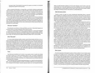 me arranco el pelo." Esta orientación intropunitiva de la agresión concordaba con la orientación
masoquista que sugerian las ramas del dibujo.
Entre la tendencia intropunitiva y la extrapunitiva, se encuentran individuos predominante-
mente impunitivos. Esto se aprecia en el dibujo del árbol, porque estas personas suelen en-
volver los extremos de las ramas con círculos como nubes. La espereza de las ramas está
amortiguada por una almohadilla de algodón. Son personas cuya agresión no se descarga ni
interna ni externamente, pues la inhibición lo impide. A menudo acompañan a este "tratamiento
impunitivo de las ramas·, maneras agradables y un suave modo de hablar.
De un modo general podemos decir que la impresión global de las ramas se correlaciona
con una amplia visión de la personalidad del indMduo. Sea que las ramas o el follaje trasmitan
una impresión de vida, de animación y suavidad, que posean contornos angulosos, duros y fir-
mes, o bien que estén dibujadas espasmódicamente, con irritación ansiedad en inseguridad, en
todos los casos la hoja de dibujo hace las veces de tela donde el individuo esboza el estilo más
perdurable de su personalidad.
Árbol tipo "cerradura"
Por parecerse a una cerradura, se llama asi al árbol cuyo tronco y follaje están dibujados con
una línea continua, sin ninguna separación entre la copa y el tronco.
Se trata de un espacio blanco encerrado, sin ninguna relevancia. Lo mismo que la respuesta
de espacio blanco en el Rorschach, es característico de indMduos oposicionistas y negatMs-
tas. Cuando el examinado dibuja este tipo de árbol, obedece la consigna del examinador, pero
solo en parte. Son personas que sin negarse totalmente a dibujar hacen lo menos posible.
Árbol "disociado"
El nombre de esta respuesta grafica se debe a que las líneas laterales del tronco no se co-
nectan entre ellas; se extienden hacia arriba, formulando cada una su propia rama de estructura
independiente (véase figura 8): da la impresión de un árbol qisociado o dMdido verticalmente
por la mitad. En realidad parecen dos árboles unidimensionales, uno al lado del otro. Estos
árboles indican la existencia de una ruptura de la personalidad, una disociación de sus compo-
nentes fundamentales, un derrumbe de las defensas y el peligro de que los impulsos internos se
vuelquen en el ambiente. Si en el HTP existe algún signo que pueda considerarse patognomó-
nico de la esquizofrenia este signo es éste. Tanto Koch (9, pág. 80) como Buck (3) consideraron
que el árbol dMdo era un índice de esquizofrenia.
Tema
Hay temas que se explican por sí mismos: no se necesita aclarar el sentido de condena
que implica un árbol con un halcón revoloteando sobre su copa, o el sentido de degradación
que revela un árbol orinado por un perro, o el sentimiento de inminente mutilación corporal que
iransmite el dibujo de un hombre identificado con una figura parental que amenaza al árbol con
la total destrucción a hachazos.
Hemos observado que las mujeres embarazadas dibujan con notable frecuencia árboles fru-
tales, y que los pacientes depresivos muestran una llamativa preferencia por los sauces lloro-
nes. A menudo los niños dibujan manzanos; para ser exactos, con una frecuencia de 35 por
14 4 EMANUEL F. HAMMER
ciento a la edad del jardín de infantes, del 9 por ciento alrededor de los 1Oaños y casi nada
cuando llegan a los 14 años (9). Pareceria que los niños se identifican con el fruto, mientras que
el árbol representa a la figura materna; tal como hemos visto los niños que se sienten rechaza-
dos dibujan la manzana a punto de caer del árbol o ya desprendida de él.
Edad adscripta al árbol
Cuando un adulto, en lugar de un árbol completamente desarrollado dibuja un pequeño
retoño manifiesta con claridad sus sentimientos de inmadurez. Pero de todos modos para ob-
tener un índice más exacto del nivel evolutivo que el árbol parece transmitir, al finalizar la tarea el
examinado es interrogado en relación con la edad del árbol que dibujó. De acuerdo con nuestra
experiencia la edad proyectada se vincula con el nivel psicosociosexual que el examinado siente
poseer. Esto se confinmó mediante un estudio experimental que dirigí (6).
Los sujetos de experimento fueron sesenta y cuatro delincuentes sexuales de la prisión de
Sing Sing, de los cuales la mitad estaban convictos por el delito de violación de una mujer
adulta, y la otra mitad, por el de actuaciones sexuales con una niña (pedofilia). Los violadores
servían como grupo de contraste con los pedofflicos en relación con factores tales como la ex-
periencia de la detención, el juicio y el encarcelamiento por un delito sexual así como por vMr
en un ambiente de prisión más o menos común en la época en que se realizó el estudio.
La investigación clínica (8) ha demostrado que los pedofflicos son personas que se sienten
psicosexualmente inmaduras. Están fijadas, o han regresado a un nivel infantil. De acuerdo con
los estudios normativos, en ese nivel los pulsos sexuales se expresan bajo la forma de la mani-
pulación sexual y del mutuo tocarse y verse. Las actMdades sexuales de la gran mayoría de los
pedoffiicos se limitan a esas formas. Debido a su inmadurez, para satisfacer sus necesidades se-
xuales, el pedofflico busca objetos sexuales inmaduros de la edad a la queél mismo se siente psi-
cosexualmente adaptado. En su juego sexual intenta, por decirlo así, otro niño como compañero.
En consecuencia, si consideramos cierto el supuesto de que el violador se relaciona con
adultos y el pedofflico lo hace con niños porque psicosexualmente se siente más inmaduro que
aquel, una comparación entre las edades adscriptas a los árboles por ambos grupos nos per-
mitirá investigar la validez de la hipótesis de Buck (3) que se refiere a la edad adscripta al árbol
como un renejo del nivel de madurez psicosexual que el sujeto siente poseer.
Los resultados fueron altamente significativos en la dirección predicha. La media de la edad
adscripta por los violadores fue de 24,4 años, mientras que la adscripta por los pedoffiicos fue
de 10,6 años. La edad adscripta al árbol diferencia a los pedoffiicos de los violadores en un
nivel de confiabilidad del 1 por ciento, y sirve para confirmar la hipótesis de Buck.
Árbol muerto
Una de las preguntas del interrogatorio posterior al dibujo se refiere a lo que el individuo siente
en relación con la calidad de vida o muerte del árbol. Los examinados que a la pregunta ·¿Ese
árbol está vivo?" responden que no, que el árbol estámuerto, deben considerarse como pacientes
con un mal ajuste. Esta respuesta prevalece en los esquizofrénicos, deprimidos yneuróticos graves
que han perdido la esperanza de lograr una adaptación adecuada. Es decir, que estos comenta-
rios poseen un significado negativo desde el punto de vista pronóstico, lo mismo que cualquier
otro signo que sugiera sentimientos de inutilidad. En otro estudio sobre delincuentes sexuales (7)
comprobé que existía una progresión desde los sujetos violadores a los pedofflicos heterosexuales
y de éstos a los pedofflicos y homosexuales con respecto a la frecuencia con que veían árboles
"muertos"' lo cual concuerda con el aumento de distancia respecto del objeto sexual apropiado.
8. INTERPRETACIÓN DEL CONTENIDO DE LA T~CNI CA PROYECTIVA GRÁFICA HTP 145
 