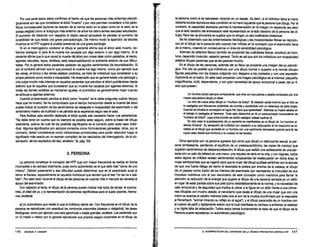 Por una parte estos datos confirman el hecho de que las personas más enfermas psicoló-
gicamente son las que consideran el árbol "muerto• y por otra permiten considerar a los pedo-
fflicos homosexuales (quienes se desvían de la norma tanto en la edad como en el sexo de la
pareja elegida) como el subgrupo más enfermo de entre los delincuentes sexuales estudiados.
El aumento de distancia con respecto al objeto sexual apropiado es paralelo al aumento de
posibilidad de que exista una grave psicopatología. Del mismo modo la aparición de árboles
muertos en el HTP sugiere la posible existencia de una grave patología.
Si en el interrogatorio posterior al dibujo el paciente afirma que el árbol está muerto, de-
bemos averiguar si para él la muerte fue causada por algo externo o por algo interno. Si el
paciente afirma que lo que causó la muerte del árbol son cosas tales como parásitos, el viento,
agentes naturales, rayos, etcétera, está responsabilizando al ambiente externo de sus dificul-
tades. Por lo general estos pacientes padecen de agudos sentimientos de traumatización. Si
por el contrario afirman que lo que provocó la muerte fue algo interno, como por ejemplo que
las raíces, el tronco o las ramas estaban podridos, se trata de indMduos que consideran a su
propia persona como nociva e inaceptable. He observado que en general existe una patología y
una culpa mucho más intensas en aquellos pacientes que perciben al árbol pudriéndose desde
adentro que en aquellos que consideran que su muerte fue causada por agentes externos. Si
todas las demás variables se mantienen iguales, el pronóstico es generalmente mejor cuando
se atribuye aagentes externos.
Cuando el examinado percibe al árbol como "muerto" se le debe preguntar cuánto tiempo
hace que ha muerto. Se ha comprobado que el tiempo transcurrido desde la muerte del árbol
puede indicar la duración de los sentimientos de desajuste e incapacidad del examinado o del
sentimiento masivo de inutifldad o de pérdida de la esperanza según sea el caso.
Para finalizar esta sección dedicada al árbol quizás sea necesario hacer una advertencia:
"Se debe tener en cuenta que no siempre es posible estar seguro, sobre la base del dibujo
solamente, acerca de cuál de los posibles significados es el correcto para cada caso indM-
dual. Algunos significados son siempre correctos como formulaciones generales; otros, por el
contrario, deben considerarse como indicaciones provisionales para poder descubrir luego el
significado más exacto en un examen completo de los resultados del interrogatorio, de la ob-
servación, de los resultados del test, etcétera." (9, pág. 33). ·
3. PERSONA
La persona constituye el concepto del HTP que con mayor frecuencia se realiza en forma
incompleta o se rechaza totalmente, pues como autorretrato es el que está más •cerca de uno
mismo•. Debido justamente a esa dificultad puede determinar que en el examinado surja el
temor al fracaso, especialmente en aquellos individuos que sienten que el test •no les va a salir
bien". Por esta razón durante el dibujo de las personas es cuando más a menudo se necesita el
apoyo del examinador.
Con respecto al terna, el dibujo de la persona puede motivar tres tipos de temas: el autorre-
trato, el ideal del yo, y la representación de personas significativas para el sujeto (padres, herma-
nos, etcétera).
a) Un autorretrato que revela lo que el individuo siente ser. Con frecuencia en el dibujo de la
persona se reproducen con exactitud los contornos corporales (obesos o delgados), las áreas
fisiológicas, como por ejemplo una nariz ganchuda u orejas grandes, etcétera. Los pacientes con
un CI medio o inferior por lo general reproducen sus propios rasgos corporales en el dibujo de
146 EMANUEL F. HAMMER
la persona como si se estuviesen mirando en un espejo. Es decir, si el individuo tiene la mano
derecha torcida reproduce esta condición en la mano izquierda que la persona que dibuja Por el
contrario, la capacidad abstracta permite la representación en la imagen no especular (es decir
que el lado derecho del entrevistado esté representado en el lado derecho de la persona del di-
bujo}. Rara vez se encuentra en sujetos que no tengan un alto coeficiente intelectual.
Se ha observado que las enfermedades fisiológicas y las incapacidades físicas se reprodu-
cen en el dibujo de la persona sólo cuando han influido en el concepto que el examinado tiene
de sí mismo, creando en consecuencia un área de sensibilidad psicológica.
Además de defectos físicos también se proyectan las cualidades físicas: amplitud de hom-
bros, desarrollo muscular, aspecto general. Tanto es asr que aún los indMduos con incapacidad
artística dibujan personas que se les parecen mucho.
En el dibujo de las personas, además del yo físico se proyecta una imagen del yo psicoló-
gico. Por ello es posible que individuos con una altura normal o superior a la normal dibujen
figuras pequeñas con los brazos colgando con desgano a los costados y con una expresión
implorante en el rostro. En este caso proyectan una imagen psicológica de sí mismos: pequeña,
insignificante, inútil, dependiente, y con gran necesidad de apoyo emocional a pesar del yo fí-
sico que poseen.
Un hombre adulto siempre complaciente, que vivfa con sus padres y estaba controlado por una
madre calculadora dibujó un titare.
Un niño de nueve años dibujó un "muñeco de fútbol". 8 visitador social informó que al niño se
lo castigaba con frecuencia privándolo de comida y azotándolo con un rebenque de siete lonjas.
Cuando se orinaba lo sumergían en agua fria •para que aprendiese". Mientras su madre estaba en
el trabajo lo castigaba el hermano. Todo esto determinó en él un autoconcepto inconsciente de
"muñeco de fútbol", cuya única función es recibir castigos. (véase capitulo 2).
En otro caso el autodesprecio de un paciente se manifestaba en el dibujo de •un hombre pi-
diendo limosna•. Su sensación de inutilidad con respecto asu adecuación al rol masculino se re-
velaba en el dibujo que consistía en un hombre con una vestimenta demasiado grande para él; las
ropas caían desde sus hombros ysu cuerpo no las llenaba.
Otros ejemplos son: la persona agresiva tipo simio que dibujó un delincuente sexual; la per-
sona tambaleante, perdiendo el equilibrio de un preesquizofrénico; las ropas de maniquí que
sugieren sentimientos de despersonalización; el dibujo que realizó una adolescente de una per-
sona con un palo de béisbol en una mano, una raqueta de tenis en la otra, y con bigotes, todos
estos signos de virilidad revelan sentimientos subyacentes de inadecuación en dicha área; la
mujer exhibicionista que se ingenió para que la mujer del dibujo pudiese exhibirse con la excusa
de que una fuerte ráfaga de viento le levantaba la pollera por encima de la cabeza; el dibujo
de un payaso como fusión de los intentos del examinado por representar la inocuidad de sus
impulsos instintivos con el uso secundario de este concepto como maniobra para llamar la
atención; la reducción de la energía que sugiere el dibujo de una persona sentada en un sillón
en lugar de estar parada sobre sus pies (como estadísticamente es la norma), y la necesidad de
calor emocional yde seguridad que implica el ubicar a la figura en un sillón frente a una chime-
nea dibujada con mucho detalle; el narcicismo que revela el dibujo de una mujer que con una
mano se acaricia el cabello mientras balla sola al son de la música (confirmado por la respuesta
al Rorschach: •animal mirando su reflejo en el agua"), y el dibujo paranoide de un hombre con
el cuerpo de perfil y rfgidamente erecto con lo cual manifiesta su rechazo a enfrentar la realidad
y su rfgida falta de adaptación. Todos estos temas fundamentan la tesis de que el dibujo de la
Persona puede representar un autorretrato psicológico.
8. INTERPRETACIÓN DEL CONTENIDO DE LA TaCNICA PROYECTIVA GRÁFICA HTP 147
 