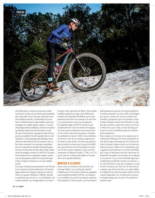 está fabricado en carbono monocasco unidi-
reccional y cuenta con un diseño personalizado
para cada talla. Es por ello que cada tubo tiene
una medida concreta y el laminado de su car-
bono es diferente para cada medida, todo para
conseguir un cuadro seguro y ligero (1.050 gr).
Tecnológicamente hablando, la Sioux incorpora
las últimas tendencias del mercado y es por
ello que encontramos una pipa de dirección ta-
pered, un pedalier PressFit, guiado interno del
cableado y está preparada para albergar trans-
misiones electrónicas Di2. En nuestro caso, la
bici venía montada con un grupo monoplato,
pero incorporaba un anclaje minimalista para
montar un desviador de tipo Side Swing. Todas
estas tecnologías colocan a la SIOUX a la altura
de las mejores de su categoría, aunque cuenta
con un eje pasante trasero de 12x142 mm que,
si bien cumple su función, no es una medida
actual.
En lo que sí destaca positivamente esta Vitoria
es en opciones de personalización. En primer
lugar, podremos escoger el grupo de nuestra
Sioux con grupos Shimano o SRAM y decidir
si queremos que sea de 11 o 12 velocidades. Las
ruedas también son configurables y nos dan a
escoger varias opciones de Mavic. Para acabar,
también podemos escoger entre diferentes
modelos de horquillas RockShox, por lo que
podremos hacernos un montaje a la carta tan-
to en prestaciones como en presupuesto.
En segundo lugar, la SIOUX incluye la per-
sonalización del color sin sobrecoste alguno.
De esta manera podremos tener nuestra bici
en los colores que más nos gusten, incluidos
los acabados en mate o brillo. Es un detallazo
de Vitoria y uno de sus mejores argumentos
de venta, ya que la bici nos tiene que gustar y
para nosotros es única, por lo que será difícil
que encontremos otra Vitoria igual a la nues-
tra. El único punto negativo es que esta bici
solamente se fabrica en talla 17” (M) o 19” (L),
por lo que los ciclistas más bajitos y los más
altos no la podrán disfrutar.
MONTAJE A LA CARTA
Para el test nos enviaron una bicicleta con
montaje fiable y con una buena relación
calidad-precio. En la parte delantera equipaba
una horquilla RockShox SID RL con bloqueo
en el manillar. Es una de las mejores opciones
de horquilla XC del mercado y nos ha sorpren-
dido gratamente gracias a la mejora global de
su funcionamiento. La nueva SID es más ligera
que nunca, cuenta con un tacto mucho más
sensible y progresivo que en el pasado y tiene
el mejor bloqueo remoto del mercado. La rigi-
dez que muestra, a pesar de contar con un eje
no Boost de 15x100 mm, es muy elevada, por
lo que no será un problema para los ciclistas
más corpulentos.
Para el grupo y los frenos se ha optado por el
todoterreno Shimano XT. Esta transmisión es
una de las mejor valoradas por los ciclistas de
todo el mundo y basa su éxito en un funciona-
miento preciso y fiable. No es demasiado cara
y aguanta perfectamente los envites del MTB,
por lo que es ideal para una bici como esta. El
desarrollo escogido, con un plato de 32 dientes
y un cassette 11-42, nos ha resultado algo duro
y hubiéramos preferido montar un cassette 11-
46. Con los frenos se ha ido a asegurar y es que
los XT con discos Ice Tech de 160 mm son un
conjunto que frena muy bien y es súper fiable.
La calidad de los discos permite detener la bici
cuando haga falta y no se calientan en exceso
en bajadas largas, por lo que no les podemos
achacar nada.
MountainBIKER.es28
PRUEBA
26-30_PruebaVitoria_mb61.indd 28 5/12/17 13:40
 