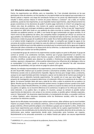 149
Los alumnos podrían explorar las implicaciones de estos dos enfoques de varias maneras. Conocer casi
cualquier cosa requiere algún tipo de conocimiento previo que es necesariamente incompleto y selectivo
y, por tanto, genera una perspectiva. Adquirir un conocimiento completo sobre la mayoría de las cosas
requiere que uno se equipe de la sabiduría de los expertos que han desarrollado sus propias perspectivas
a través de una amplia exposición y práctica. Puede requerir el uso de varias perspectivas opuestas que se
ponen en evidencia mutuamente, clarificando así el conocimiento, resolviendo problemas que parecen
insolubles y contribuyendo al progreso. Estos puntos parecen relevantes tanto para la producción de
conocimiento como para su adquisición.
Se podría afirmar que los métodos de las ciencias constituyen un intento de entrenar a los científicos para
que no impartan su perspectiva del conocimiento producido. Las características concebidas con este
objetivo en mente podrían incluir reglas para realizar observaciones, aplicación rigurosa de la lógica,
posibilidad de reproducir los resultados y revisión entre especialistas. Sin embargo, una mente científica
se basa en la aceptación de ciertos supuestos tales como la comprensibilidad del mundo y el valor
intrínseco del conocimiento, lo que podría tener que considerarse como elementos de una perspectiva.
Además, las perspectivas individuales de quienes practican las ciencias pueden extenderse hasta tener
consecuencias nocivas, tales como un sesgo de confirmación, una pérdida del desinterés o incluso una
actividad fraudulenta.
En contraste, las perspectivas de los actores del conocimiento parecen apreciarse en todos los estadios de
la producción y aceptación de las artes. El trabajo del propio artista depende de él, está representado en
la obra misma y forma gran parte de la base sobre la que los críticos de arte y el público en general aprecian
y evalúan la obra. Esta es un área en la que los alumnos tienen una buena oportunidad de examinar las
relaciones entre la búsqueda de conocimiento y las perspectivas de diversos actores del conocimiento con
diferentes papeles en esa búsqueda.
Aunque se han realizado intentos en el campo de la ética para transcender las perspectivas particulares
de los actores en los dilemas morales a fin de alcanzar métodos de resolución universalmente aplicables,
las teorías clásicas de la ética se basan en perspectivas de los propios éticos.
En el estudio de los sistemas de conocimiento religiosos, la tensión entre las posiciones internas
(perspectivistas) y externas (desinteresadas) podría ser una rica fuente de análisis que los alumnos podrían
explorar, como también lo podría ser la posibilidad de alcanzar un entendimiento entre ellas. Los alumnos
con un interés en ejemplos particulares podrían también explorar de manera provechosa la relación entre
cultura y perspectiva en los sistemas de conocimiento indígenas.
Sin las perspectivas de los historiadores, la asignatura se reduce a un mero esqueleto de fechas y de
acontecimientos que parecen desconectados. Incluso cuando la perspectiva de un historiador sobre los
acontecimientos parece ser dominante, se crea un punto de partida para un contraanálisis o una crítica
constructiva de lo que se ha afirmado.
De nuevo, es probable que muchos alumnos elijan las matemáticas como el contraejemplo más
prometedor en relación con la afirmación del título. Sin embargo, los matemáticos tienen su propia
especialidad individual en función de la cual tratan los problemas de determinada manera, y es posible
identificar un conjunto de supuestos que proporcionan el tipo de motivación que se necesita para dedicar
una carrera profesional a esta línea de trabajo. También se podría explorar el campo de la etno-
matemática, en el que la influencia de la cultura crea diferencias de enfoque que podrían unirse al
concepto de las perspectivas.
El papel clave que desempeñan las perspectivas de los actores del conocimiento en la construcción y
distribución del conocimiento tiene implicaciones para el entendimiento mutuo, la conciencia
internacional, el compromiso global y otros conceptos promocionados en la educación internacional. Este
es un campo en el que la relación entre la perspectiva del actor del conocimiento y las perspectivas de los
demás es crucial, como lo es la conciencia de que las diferencias entre ellos tal vez existan para ser
respetadas, no para ser resueltas.
 