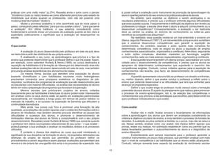 práticas com uma visão maior” (p.274). Ressalta ainda o autor como o pensar             é, poder utilizar a avaliação como instrumento de promoção da aprendizagem do
“dicotômico (tudo ou nada) revelou-se como altamente pernicioso pelo estado de          aluno e aperfeiçoamento de seu ensino e da prática educativa da escola.
imobilidade que acaba levando os professores, visto não ser possível uma                          No entanto, para explicitar os objetivos a serem alcançados e os
mudança total de imediato” (ibidem).                                                    resultados pretendidos, é preciso que o professor enfrente algumas dificuldades
         Mudar o processo avaliativo é uma caminhada que se inicia passo a              que essa questão suscita. Freqüentemente a definição de objetivos tem levado os
passo, começando pelas reflexões “para que vou avaliar o aluno”, “para que serve        professores a indagar: a escola deve levar o aluno a adquirir conhecimento ou a
a avaliação”. Em última instância, o que estamos considerando como                      desenvolver competências? Conseqüentemente, a avaliação a ser realizada
fundamental é somente iniciar um processo de avaliação quando se tem claro e            deve se centrar na análise do domínio de conhecimento ou voltar-se para
explicitado coletivamente o significado que a avaliação vai desempenhar na              identificar as competências adquiridas?
escola.                                                                                           Na realidade, essa questão revela-se um mal-entendido e encerra um
                                                                                        dilema, segundo Perrenoud (1997). É um mal-entendido porque muitos acreditam
                                                                                        que é possível desenvolver competências sem garantir a aquisição de
O que avaliar                                                                           conhecimentos. Ao contrário, assinala o autor, quanto mais complexa for
                                                                                        determinada competência, mais se exigirá do aluno a aquisição de amplos
          A avaliação do aluno desenvolvida pelo professor em sala de aula deve         conhecimentos especializados, organizados e confiáveis. Além disso, argumenta
ser deduzida a partir das diretrizes de seu próprio ensino.                             o autor, ações complexas, abstratas, mediadas por tecnologia, exigirão
          É analisando o seu curso, as aprendizagens que prioriza e o tipo de           conhecimentos cada vez mais extenso, especializados, organizados e confiáveis.
ensino que pretende desenvolver que o professor define o que irá avaliar. Assim,                  Essa questão encerra também um dilema porque, para realizar um curso
por exemplo, como salientam Hurtado & Navia (1998), os cursos destinados à              voltado para o desenvolvimento de competências, é preciso que os alunos se
aquisição de habilidades e à formação de lideranças em determinada área irão            apropriem de determinados conhecimentos que suportarão o exercício das
realizar avaliações não só do ensino desenvolvido em sala de aula, mas também           competências exigidas. Contudo, cursos voltados apenas para a aquisição de
procurarão analisar experiências dos alunos fora da classe.                             conhecimentos não levarão, ipso facto, ao desenvolvimento de competências
          Da mesma forma, escolas que atendem uma população de alunos                   pelos alunos.
bastante diversificada e com habilidades escolares muito heterogêneas                             A questão apresentada coloca então ao professor um desafio a enfrentar,
precisariam concentrar seus processos avaliativos no diagnóstico de pré-                ou, melhor dizendo, definir o que avaliar conduz o professor a refletir sobre o
requisitos, na eficácia dos programas de aceleração que são desenvolvidos para          ensino que pretende desenvolver e as dificuldades que terá que enfrentar para
os estudantes com maiores dificuldades, na análise das necessidades de alunos           alcançar os propósitos esperados.
tendo em vista a preparação de programas que levassem à superação.                                Definir o que avaliar exige do professor muita clareza sobre a formação
          Mesmo escolas que priorizaram projetos de ensino voltados                     pretendida de seus alunos. É a partir do planejamento que realizou para promover
basicamente para as habilidades intelectuais do aluno podem estar interessadas          o processo de ensino-aprendizagem, isto é, da seleção das competências e
em analisar como os seus alunos estão se saindo em avaliações padronizadas              conhecimentos que priorizou e das estratégias que escolheu para desenvolvê-los
nacionalmente, em resultados a longo prazo em termos de postos obtidos no               que o professor irá estavelecer o que avaliar.
mercado de trabalho, e no sucesso na superação de barreiras que dificultam a
continuidade dos estudos.
          Mais ainda, nos cursos cujo foco é promover uma formação de alta              Como avaliar
qualidade, as avaliações não podem apenas visar a coleta de informações sobre o
alcance de resultados, mas também deverão procurar identificar as causas das                      Avaliar não é medir. Avaliar envolve o levantamento de informações
dificuldades e sucessos dos alunos, e promover o desenvolvimento de                     sobre a aprendizagem dos alunos que devem ser analisadas considerando os
motivações internas dos alunos de forma a comprometê-lo com o seu próprio               critérios e objetivos do plano de ensino, e inclui também o processo de tomada de
desenvolvimento. Ressaltam ainda Hurtado & Navia (1998) que somente quando              decisões. A avaliação envolve portanto a medida, ou a prova, mas não se reduz a
o professor tem claros os propósitos educacionais do seu curso – o que avaliar –        ela. Nesse sentido, analisar como vou avaliar não implica definir apenas que
poderá planejar a sua avaliação e analisar os resultados obtidos e os processos         provas, testes vou realizar, ma sobretudo estabelecer como vou permitir que os
utilizados.                                                                             dados levantados permitam o autoconhecimento do aluno e o diagnóstico do
          É portanto a clareza dos objetivos do curso que está ministrando, o           ensino oferecido.
significado da sua disciplina na formação do aluno, os propósitos delineados nas                  Evidentemente será sempre importante para o professor aprender a
diretrizes do projeto de escola que permitirão ao professor definir os                  construir instrumentos um pouco mais precisos, que permitam analisar com mais
procedimentos a serem seguidos e assim planejar avaliações que permitam aos             rigor o nível de competência e as habilidades que os alunos estão alcançando.
alunos e a ele próprio ter uma gestão dos erros e do processo de superação. Isto        Contudo, reforçar somente esse aspecto da avaliação do rendimento escolar

                                                                                   03
 