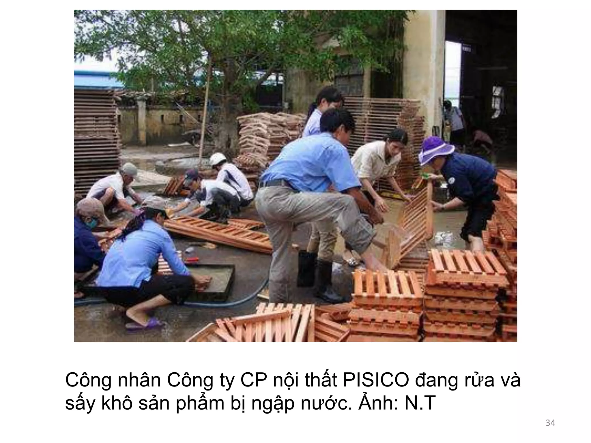 Công nhân Công ty CP nội thất PISICO đang rửa và
sấy khô sản phẩm bị ngập nước. Ảnh: N.T
34

 