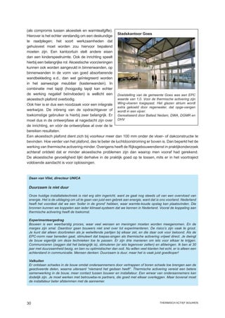 (als compromis tussen akoestiek en warmteafgifte).
                                                       Stadskantoor Goes
Hierover is het echter verstandig om een deskundige
te raadplegen; het soort werkzaamheden dat
gehuisvest moet worden zou hiervoor bepalend
moeten zijn. Een kantoortuin stelt andere eisen
dan een kinderspeelruimte. Ook de inrichting speelt
hierbij een belangrijke rol. Akoestische voorzieningen
kunnen ook worden aangevuld in binnenwanden, op
binnenwanden in de vorm van goed absorberende
wandbekleding e.d., dan wel geïntegreerd worden
in het aanwezige meubilair (kastenwanden). In
combinatie met tapijt (hoogpolig tapijt kan echter
de werking negatief beïnvloeden) is wellicht een Doelstelling van de gemeente Goes was een EPC
akoestisch plafond overbodig.                          waarde van 1,0. Voor de thermische activering zijn
Ook hier is er dus een noodzaak voor een integrale Wing-vloeren toegepast. Het glazen atrium wordt
                                                       extra gekoeld door regenwater, dat opge-vangen
werkwijze. De inbreng van de opdrachtgever of wordt in een vijver.
toekomstige gebruiker is hierbij zeer belangrijk. Er Gerealiseerd door Ballast Nedam, DWA, DGMR en
moet dus in de ontwerpfase al nagedacht zijn over DHV
de inrichting, en vóór de ontwerpfase al over de te
bereiken resultaten.
Een akoestisch plafond dient zich bij voorkeur meer dan 100 mm onder de vloer- of dakconstructie te
bevinden. Hoe verder van het plafond, des te beter de luchtdoorstroming er boven is. Dan beperkt het de
werking van thermische activering minder. Overigens heeft de Rijksgebouwendienst in praktijkonderzoek
achteraf ontdekt dat er minder akoestische problemen zijn dan waarop men vooraf had gerekend.
De akoestische gevoeligheid lijkt derhalve in de praktijk goed op te lossen, mits er in het voortraject
voldoende aandacht is voor oplossingen.



 Daan van Vliet, directeur UNICA

 Duurzaam is niet duur

 Onze huidige installatietechniek is niet erg slim ingericht, want ze gaat nog steeds uit van een overvloed van
 energie. Het is de uitdaging om uit te gaan van juist een gebrek aan energie, want dat is ons voorland. Nederland
 heeft het voordeel dat we een ‘boiler in de grond’ hebben, waar warmte-koude opslag kan plaatsvinden. Die
 bronnen kunnen we koppelen aan ieder klimaat-systeem dat we kennen in Nederland. Vooral de koppeling aan
 thermische activering heeft de toekomst.

 Experimenteergedrag
 Bouwen is een weerbarstig proces, waar veel wensen en meningen moeten worden meegenomen. En de
 marges zijn smal. Daardoor gaan bouwers niet snel over tot experimenteren. De risico’s zijn vaak te groot.
 Je kunt dat alleen doorbreken als je welwillende partijen bij elkaar zet, en die daar ook voor beloond. Als de
 EPC-norm naar beneden gaat, stimuleert dat toepas-singen als thermische activering vrijwel direct. Je dwingt
 de bouw eigenlijk om deze technieken toe te passen. Er zijn drie manieren om iets voor elkaar te krijgen.
 Communiceren (zeggen dat het belangrijk is), stimuleren (er iets tegenover zetten) en afdwingen. Ik ben al 30
 jaar met duurzaamheid bezig, en ben nu optimistischer dan ooit. Nu willen veel klanten het echt, er is alleen een
 achterstand in communicatie. Mensen denken: Duurzaam is duur, maar het is vaak juist goedkoper!

 Valkuilen
 Er ontstaan schades in de bouw omdat onderaannemers door vertrappen of boren schade toe brengen aan de
 geactiveerde delen, waarna uiteraard “niemand het gedaan heeft”. Thermische activering vereist een betere
 samenwerking in de bouw, meer contact tussen bouwer en installateur. Een wirwar van onderaannemers kan
 dodelijk zijn. Je moet werken met betrouwba-re partners, die goed met elkaar overleggen. Maar bovenal moet
 de installateur beter afstemmen met de aannemer.




30                                                                                       thermisch actief bouwen
 