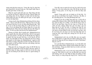 |
mang một đoá hoa trong tay. Trước đây ông ấy chưa bao                                Trao đổi vượt ra ngoài lời nói này là có thể chỉ từ tim
giờ mang bất kì vật nào trong tay. Mọi người nghĩ rằng ai                        sang tim. Cho nên trong chín năm, Bồ đề đạt ma đã tìm
đó phải giới thiệu về điều này.                                                  kiếm ở Trung quốc, và rồi ông chỉ có thể tìm thấy một
                                                                                 người.
    Phật tới; người ngồi dưới gốc cây. Đám đông chờ đợi
và chờ đợi mà ông ấy, chẳng nói lời nào. Ông ấy thậm chí                             Người Trung quốc này trở thành sư tổ thứ bẩy. Và
còn chẳng nhìn vào họ. Ông ấy cứ nhìn mãi vào đoá hoa.                           cho tới nay nó đã được lưu truyền. Tinh hoa, vẫn đấy; ai
Nhiều phút trôi qua, rồi nhiều giờ trôi qua, và mọi người                        đó vẫn đang giữ nó. Con sông đã không khô cạn.
trở nên rất thấp thỏm.                                                               Chúng ta yêu cầu cả Phật cũng phải nói, vì đó là tất cả
    Tương truyền rằng Mahakashyap không thể kìm được                             những điều chúng ta hiểu. Điều này thật đần độn. Bạn nên
mình - ông ta cười phá lên rất to. Phật gọi ông ta tới, đưa                      học cách im lặng với vị Phật, vì chỉ thế thì ông ta mới có
cho ông ta đoá hoa và nói với đám đông đang tụ tập: “Bất                         thể đi vào bạn được. Qua lời nói, ông ta có thể gõ vào
kì cái gì có thể nói được bằng lời, ta đã nói hết với các                        cánh cửa bạn, nhưng chẳng bao giờ vào được; qua im
ông, và cái mà không thể nói được bằng lời, ta trao cho                          lặng ông ấy có thể vào bạn, và chừng nào ông ấy còn
Mahakashyad. Điều tinh hoa không thể trao đổi bằng lời                           chưa vào, vẫn chẳng có gì xảy ra cho bạn cả. Việc đi vào
được. Ta trao tay điều tinh hoa đó cho Mahakashyad.”                             của ông ta sẽ đem phần tử mới vào thế giới của bạn; việc
    Nhưng với thiền, đây là nguồn gốc. Mahakashyad trở                           đi vào trong tim của ông ta sẽ cho bạn nhịp đập mới và
                                                                                 xung lực mới, cuộc sống mới, nhưng chỉ với việc đi vào
thành người đầu tiên nắm giữ tinh hoa. Thế rồi sáu người
kế tục lưu truyền ở Ấn Độ, cho tới Bồ đề đạt ma. Ông ấy                          của ông ấy.
là người thứ sáu lưu giữ tinh hoa, và rồi ông ấy đã tìm                              Mahakashyad cười vào cái đần độn của con người.
kiếm, tìm mãi khắp Ấn Độ, mà chẳng thể nào tìm ra được                           Họ cứ thấp thỏm và nghĩ: Khi nào Phật sẽ đứng dậy và bỏ
một người có khả năng của Mahakashyad - người có thể                             toàn bộ im lặng này để cho chúng tôi có thể về nhà được?
hiểu được im lặng. Ông phải rời khỏi Ấn Độ chỉ để đi tìm                         Ông ấy cười to.
một người có thể trao được tinh hoa; nếu không, tinh hoa
                                                                                     Cái cười bắt đầu từ Mahakashyad, và cứ tiếp diễn mãi
này sẽ bị thất truyền.
                                                                                 theo truyền thống thiền. Không truyền thống nào khác có
     Phật giáo đã vào Trung quốc cùng với Bồ đề đạt ma                           thể cười được. Trong các thiền viện, họ cứ cười, cười mãi,
trong khi tìm người để có thể trao được tinh hoa, người có                       cười mãi không thôi.
thể hiểu được im lặng, người có thể nói từ trái tim sang
                                                                                     Mahakashyas cười, và cái cười này mang nhiều chiều
trái tim mà không bị ám ảnh bởi tâm trí, người không có                          trong nó. Một chiều là cười vào cái đần độn của toàn bộ
đầu.                                                                             tình huống, cười vào việc Phật im lặng mà chẳng ai hiểu
                                                                                 được ông ấy, ai cũng trông đợi ông ấy nói. Toàn bộ cuộc
                                                                       |
                                                                  11/10/97 -4
                                                              28/03/2010 - 165
                           329                                                                                330
 