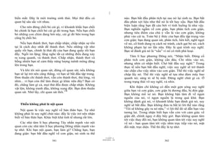 |
biến mất. Đây là môi trường sinh thái. Mọi thứ đều có                            nào. Bạn bắt đầu phân tích tại sao nó lại sinh ra. Bạn bắt
quan hệ sâu sắc với nhau.                                                        đầu phán xét liệu như thế nó là tốt hay xấu. Bạn bắt đầu
                                                                                 biện luận rằng bạn đã cáu bởi vì tình huống là như vậy.
    Cho nên đừng chối bỏ cái gì, vì khoảnh khắc bạn chối
                                                                                 Bạn nghiền ngẫm về cơn giận, bạn phân tích cơn giận,
bỏ chính là bạn chối bỏ cái gì đó trong bạn. Nếu bạn chối
                                                                                 nhưng tiêu điểm của chú ý vẫn là vào cơn giận, không
bỏ những con chim đang hót này, cái gì đó bên trong bạn
                                                                                 phải vào cái ta. Toàn bộ ý thức của bạn đều tập trung vào
cũng bị chối bỏ.
                                                                                 cơn giận: bạn đang quan sát, phân tích, liên kết, nghĩ ngợi
     Nếu bạn thảnh thơi, bạn chấp nhận; chấp nhận sự tồn                         về nó, cố hình dung ra cách né tránh, cách gạt bỏ nó, cách
tại là cách duy nhất để thảnh thơi. Nếu những vật nhỏ                            không phạm lại nó lần nữa. Đây là quá trình suy nghĩ.
quấy rối bạn, chính là thái độ của bạn đang quấy rối bạn                         Bạn sẽ đánh giá nó là “xấu” vì nó có tính phá hoại.
đấy. Ngồi im lặng; lắng nghe tất cả những điều đang xảy
                                                                                     Tâm lí học phương Đông nói, “Nhận biết. Đừng cố
ra xung quanh, và thảnh thơi. Chấp nhận, thảnh thơi và
                                                                                 phân tích cơn giận, không cần đâu. Chỉ nhìn vào nó,
bỗng nhiên bạn sẽ cảm thấy năng lượng mênh mông dâng
                                                                                 nhưng nhìn có nhận biết. Chớ bắt đầu suy nghĩ.” Trong
lên trong bạn.
                                                                                 thực tế nếu bạn bắt đầu nghĩ, việc suy nghĩ sẽ trở thành
    Và khi tôi nói quan sát, đừng cố quan sát; nếu không                         rào chắn cho việc nhìn vào cơn giận. Thế thì việc nghĩ sẽ
bạn sẽ lại trở nên căng thẳng, và bạn sẽ bắt đầu tập trung.                      chộp lấy nó. Thế thì việc nghĩ sẽ tựa như đám mây bao
Đơn thuần chỉ thảnh thơi, vẫn còn thảnh thơi, thả lỏng, và                       quanh nó; sáng tỏ sẽ bị mất. Đừng nghĩ chút gì cả. Ở
nhìn... vì bạn còn thể làm được gì khác nữa đây? Bạn có                          trong trạng thái vô suy nghĩ, và nhìn.
đó, chẳng làm gì cả, mọi thứ đều được chấp nhận. Không
                                                                                      Khi thậm chí không có đến một gợn sóng suy nghĩ
vật lộn, không tranh đấu, không xung đột. Bạn đơn thuần
                                                                                 giữa bạn và cơn giận, cơn giận bị đương đầu, bị đón gặp.
quan sát. Nhớ lấy, chỉ quan sát thôi.138
                                                                                 Bạn không mổ xẻ nó. Bạn không bận tâm đi về ngọn
                                                                                 nguồn của nó, vì ngọn nguồn là trong quá khứ. Bạn
                                                                                 không đánh giá nó, vì khoảnh khắc bạn đánh giá nó, suy
    Thiền không phải là nội quan                                                 nghĩ sẽ bắt đầu. Bạn không đưa ra bất kì lời thề nào rằng
    Nội quan là việc suy nghĩ về bản thân bạn. Tự nhớ                            “Tôi sẽ không gây ra nó nữa,” vì lời thề đó sẽ dẫn bạn vào
không phải là suy nghĩ chút nào: đấy là việc trở nên nhận                        tương lai. Trong nhận biết bạn vẫn còn với cảm giác về
biết về bản thân bạn. Khác biệt khá tinh tế nhưng rất lớn.                       giận dữ, chính ngay ở đây bây giờ. Bạn không quan tâm
                                                                                 tới việc thay đổi nó, bạn không quan tâm tới việc suy nghĩ
    Các nhà tâm lí học phương Tây nhấn mạnh vào nội                              về nó - bạn quan tâm tới việc nhìn trực tiếp vào nó, mặt
quan còn các nhà tâm lí học phương Đông nhấn mạnh vào                            đối mặt, trực diện. Thế thì đấy là tự nhớ.
tự nhớ. Khi bạn nội quan, bạn làm gì? Chẳng hạn, bạn
đang giận: bạn bắt đầu nghĩ về cơn giận, nó sinh ra thế
                                                                       |
                                                                  11/10/97 -4
                                                              28/03/2010 - 191
                           381                                                                                382
 