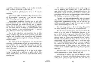 |
may không thể tồn tại mà không có cái rủi. Cái rủi là nền                           Đôi khi thử xem: để cho tâm trí là bất kì cái gì nó
tảng, tuyệt đối cần thiết để cái may biểu lộ.                                   đang là. Nhớ lấy, bạn không là nó. Và bạn sắp sửa có
    Lựa chọn là lo nghĩ. Lựa chọn là tạo ra rắc rối cho                         ngạc nhiên lớn. Khi bạn càng ít đồng nhất hơn, tâm trí bắt
chính bạn.                                                                      đầu trở nên ít mạnh mẽ hơn vì sức mạnh của nó bắt nguồn
                                                                                từ sự đồng nhất của bạn; nó hút máu bạn. Nhưng khi bạn
     Vô chọn lựa nghĩa là: tâm trí có đấy và nó có cả phía                      bắt đầu đứng xa ra, tâm trí bắt đầu co lại.
tối lẫn phía sáng - vậy thì sao? Có gì phải làm với bạn
                                                                                    Cái ngày bạn hoàn toàn không đồng nhất với tâm trí
đâu? Tại sao bạn phải lo nghĩ về nó?
                                                                                nữa, cho dù chỉ một khoảnh khắc, có khải lộ: tâm trí đơn
     Khoảnh khắc bạn không chọn lựa, mọi lo nghĩ biến                           thuần chết đi, nó không còn đó nữa. Nơi nó tràn đầy, nơi
mất. Chấp nhận lớn nảy sinh, rằng đây là cách thức tâm                          nó liên tục có thế - ngày tới ngày đi; bước, ngủ, nó có đấy
trí phải là như thế, đây là bản chất của tâm trí. Và đấy                        - bỗng nhiên nó không còn có đó nữa.
không phải là vấn đề của bạn, vì bạn không phải là tâm
                                                                                    Bạn nhìn xung quanh và đó là cái trống rỗng, đó là
trí. Nếu bạn là tâm trí, đã không có vấn đề chút nào. Thế
                                                                                cái không. Và cùng với tâm trí, cái ta cũng biến mất.
thì ai sẽ chọn lựa và ai sẽ nghĩ về siêu việt? Và ai sẽ cố
gắng chấp nhận và hiểu việc chấp nhận?                                               Thế thì chỉ còn lại một phẩm chất nhận biết nào đó
                                                                                không có cái ‘tôi’ trong đó. Nhiều nhất, bạn cũng có thể
    Bạn là tách biệt, hoàn toàn tách biệt. Bạn là nhân
                                                                                gọi nó là cái gì đó tương tự như ‘đang là’, nhưng không
chứng và không là gì khác, là người quan sát, người nhận
                                                                                có ‘cái tôi’. Để chính xác hơn, đó là cái ‘đang là’, vì ngay
sự đồng nhất với bất kì cái gì mà người đó thấy thoải mái
                                                                                cả trong ‘đang là’ vẫn còn hình bóng nào đó của ‘cái tôi’.
- và quên mất rằng sự không thoải mái đang đến ngay sau
                                                                                Khoảnh khắc bạn biết cái ‘đang là’ của nó, nó đã trở
nó như cái bóng.
                                                                                thành vũ trụ. Với sự biến đi của tâm trí, cái ta cũng biến
    Bạn không bị rắc rối với phía thoải mái - bạn hoan hỉ                       đi. Và biết bao thứ biến đi, những cái vốn quan trọng đến
trong nó. Rắc rối đến khi cực đối lập khẳng định nó; thế                        thế với bạn, rắc rối đến thế với bạn. Bạn đang cố gắng
thì bạn bị bóc tách ra một phần. Nhưng bạn lại bắt đầu                          giải quyết chúng và chúng ngày trở nên phức tạp hơn;
toàn bộ rắc rối. Sa ngã khỏi việc là nhân chứng bạn trở                         mọi thứ đều là vấn đề, lo nghĩ, và dường như chẳng có lối
nên bị đồng nhất.                                                               thoát nào.
    Câu chuyện kinh thánh về sự sa ngã chỉ là tưởng                                  Tôi sẽ nhắc bạn về câu chuyện Ngỗng ở ngoài rồi. Nó
tượng. Nhưng đây là sa ngã thực: sa ngã từ việc là nhân                         có liên quan tới tâm trí và cái ‘đang là’ của bạn.
chứng thành bị đồng nhất với cái gì đó và mất đi chứng
                                                                                   Thầy bảo đệ tử thiền về một công án. Một con ngỗng
kiến của bạn.
                                                                                nhỏ được bỏ vào trong một chiếc lọ, được cho ăn và nuôi
                                                                                dưỡng. Con ngỗng cứ ngày một lớn hơn, lớn mãi và
                                                                      |
                                                                 11/10/97 -4
                                                             28/03/2010 - 202
                           403                                                                                404
 