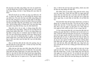 |
khi nào bạn cảm thấy căng thẳng, làm cho nó mạnh hơn,                           thơi, vì bất kì khi nào bạn nhớ quá nhiều, chính việc nhớ
vì rất dễ thảnh thơi nó khi nó đang mạnh mẽ. Chỉ ở trạng                        đó đem lại căng thẳng cho thân thể.
thái lưng chừng, rất khó vì bạn không thể cảm thấy nó                                Rồi nhắm mắt và cảm thấy vùng giữa hai nách: vùng
được.                                                                           trái tim, ngực bạn. Trước hết cảm thấy nó, ngay giữa hai
    Rất dễ chuyển từ cực điểm nọ sang cực điểm kia, rất                         nách, đem vào toàn bộ chú ý của bạn, toàn bộ nhận biết.
dễ, vì chính cực điểm tạo ra tình huống để chuyển sang                          Quên toàn bộ thân thể, chỉ còn vùng trái tim ở giữa hai
cực điểm kia. Cho nên nếu bạn cảm thấy căng thẳng nào                           nách, ngực bạn, và cảm thấy nó tràn đầy với an bình lớn
đó trên mặt, căng tất cả cơ mặt ra, nhiều nhất có thể được,                     lao.
tạo nên sự căng thẳng và đưa nó tới đỉnh. Đưa nó tới điểm                           Khoảnh khắc thân thể bạn được thảnh thơi, an bình tự
mà bạn cảm thấy rằng bây giờ không còn có thể như thế                           động xảy ra trong trái tim bạn. Trái tim trở nên im lặng,
nữa - thế thì bỗng nhiên có thảnh thơi. Cho nên thấy rằng                       thảnh thơi, hài hoà. Và khi bạn quên toàn bộ thân thể và
mọi phần trong thân thể bạn, mọi chi, đều thảnh thơi.                           đưa chú ý chỉ vào ngực và cảm giác có ý thức rằng nó
     Đặc biệt chú ý tới cơ mặt, vì chúng mang đến chín                          tràn ngập an bình, nhiều an bình sẽ xảy ra ngay lập tức.
mươi phần trăm căng thẳng - phần còn lại của thân thể chỉ                            Có hai vùng trong thân thể, các trung tâm đặc biệt nơi
mang mười phần trăm thôi - vì tất cả sự căng thẳng của                          những cảm giác đặc biệt có thể được tạo ra một cách có ý
bạn đều ở trong tâm trí và khuôn mặt trở thành nơi tích                         thức. Giữa hai nách là trung tâm của trái tim, và trung tâm
trữ. Cho nên căng khuôn mặt bạn ra hết mức, đừng xấu hổ                         trái tim là ngọn nguồn của tất cả an bình xảy ra cho bạn,
về nó. Làm cho nó thành đau khổ, lo nghĩ - và rồi bỗng                          bất kì khi nào nó xảy ra. Bất kì khi nào bạn an bình, an
nhiên thảnh thơi. Làm điều đó năm phút để cho bây giờ                           bình đều đến từ trái tim. Trái tim toả ra an bình. Đó là lí
bạn có thể cảm thấy toàn bộ thân thể, mọi chi đều được                          do tại sao mọi người từ khắp trên thế giới, không phân
thảnh thơi.                                                                     biệt đẳng cấp, tôn giáo, quốc gia, có văn hoá hay vô văn
     Bạn có thể làm điều đó khi nằm trên giường, bạn có                         hoá, mọi sắc tộc, đều cảm thấy điều này: rằng tình yêu
thể làm điều đó cả khi ngồi nữa - cứ làm sao bạn cảm thấy                       nảy sinh đâu đó từ trái tim. Chẳng giải thích khoa học nào
thoải mái cho mình là được.                                                     tồn tại cả.
     Điều thứ hai: khi bạn cảm thấy rằng thân thể đã vào                             Cho nên bất kì khi nào bạn nghĩ tới tình yêu là bạn
tư thế thoải mái, đừng làm ồn ào về điều đó. Chỉ cảm thấy                       nghĩ tới trái tim. Thực sự, bất kì khi nào bạn đang yêu,
rằng thân thể được thảnh thơi, rồi quên luôn thân thể. Vì                       bạn đều thảnh thơi, và bởi vì bạn thảnh thơi nên bạn lại
thực tế, việc nhớ tới thân thể cũng là một loại căng thẳng.                     tràn ngập với an bình nào đó. Và an bình đó nảy sinh từ
Cho nên đấy là lí do tại sao tôi nói đừng làm nhiều ồn ào                       trái tim. Cho nên an bình và tình yêu đã trở nên gắn bó,
về nó. Thảnh thơi nó và quên nó đi. Việc quên là thảnh                          liên kết với nhau. Bất kì khi nào bạn đang yêu, bạn đều an
                                                                      |
                                                                 11/10/97 -4
                                                              28/03/2010 - 73
                           145                                                                               146
 