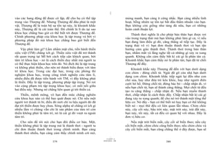 |
|
11/10/97 -4
379 28/03/2010 - 190
380
vào các hang động để được cô lập, để cho họ có thể tập
trung vào Thượng đế. Nhưng Thượng đế đâu phải là một
vật, Thượng đế là toàn bộ sự tồn tại này, là khoảnh khắc
này, Thượng đế là cái toàn thể. Đó chính là lí do tại sao
khoa học chẳng bao giờ có thể biết tới được Thượng đế.
Chính phương pháp của khoa học là tập trung và bởi vì
phương pháp đó mà khoa học chẳng bao giờ biết đến
Thượng đế.
Vậy phải làm gì? Lẩm nhẩm mật chú, tiến hành thiền
siêu việt (TM) chẳng ích gì. Thiền siêu việt đã trở thành
rất quan trọng tại Mĩ bởi cách tiếp cận khách quan, bởi
tâm trí khoa học - nó là cách thiền duy nhất mà người ta
có thể thực hiện khoa học trên đó. Nó đích thị là tập trung
và không phải thiền, cho nên nó thành hiểu được với tâm
trí khoa học. Trong các đại học, trong các phòng thí
nghiệm khoa học, trong công trình nghiên cứu tâm lí,
nhiều điều đã được tiến hành với TM, vì đấy không phải
là thiền. Đấy là tập trung, phương pháp tập trung. Nó rơi
vào cùng phạm trù tập trung khoa học; có mối nối giữa
hai điều này. Nhưng nó chẳng liên quan gì tới thiền cả.
Thiền, mênh mông, vô hạn đến mức chẳng nghiên
cứu khoa học nào có thể bao quát được nó. Chỉ nếu một
người trở thành từ bi, điều đó mới chỉ ra liệu người đó đã
đạt tới thiền được hay chưa. Sóng alpha sẽ chẳng có ích gì
nhiều lắm vì chúng vẫn chỉ là sản phẩm của tâm trí còn
thiền không phải là tâm trí, nó là cái gì đó vượt ra ngoài
tâm trí.
Cho nên để tôi nói cho bạn đôi điều cơ bản. Một,
thiền không phải là tập trung mà là thảnh thơi - người ta
chỉ đơn thuần thảnh thơi trong chính mình. Bạn càng
thảnh thơi nhiều, bạn càng cảm thấy chính mình cởi mở,
mỏng manh, bạn càng ít cứng nhắc. Bạn càng nhiều linh
hoạt, bỗng nhiên sự tồn tại bắt đầu thấm nhuần vào bạn.
Bạn không còn giống như tảng đá nữa, bạn có những
hoàn cảnh thuận lợi.
Thảnh thơi nghĩa là cho phép bản thân bạn được rơi
vào trong trạng thái mà bạn không phải làm gì cả, vì nếu
bạn đang làm điều gì đó, căng thẳng sẽ tiếp tục. Đấy là
trạng thái vô vi: bạn đơn thuần thảnh thơi và bạn tận
hưởng cảm giác thảnh thơi. Thảnh thơi trong bản thân
bạn, nhắm mắt và lắng nghe tất cả những gì xảy ra xung
quanh. Không cần cảm thấy bất kì cái gì là phân tán cả.
Khoảnh khắc bạn cảm thấy nó là phân tán, bạn đã từ chối
Thượng đế đấy.
Khoảnh khắc này Thượng đế đến với bạn dưới dạng
con chim - đừng chối từ. Ngài đã gõ cửa nhà bạn dưới
dạng con chim. Khoảnh khắc tiếp ngài lại đến như con
chó sủa, hay như đứa trẻ kêu khóc, hay như người điên
cười hô hố. Đừng chối từ; đừng bác bỏ - chấp nhận đi, vì
nếu bạn chối từ, bạn sẽ thành căng thẳng. Mọi chối từ đều
tạo ra căng thẳng - chấp nhận đi. Nếu bạn muốn thảnh
thơi, chấp nhận là cách thức đấy. Chấp nhận bất kì cái gì
đang xảy ra xung quanh; để cho nó trở thành một tổng thể
hữu cơ. Nó đấy - bạn có thể biết nó hay bạn có thể không
biết nó - mọi thứ đều có liên quan lẫn nhau. Chim chóc
này, cây cối này, bầu trời này, mặt trời này, trái đất này,
bạn này, tôi này, tất cả đều có quan hệ với nhau. Đấy là
đơn vị hữu cơ.
Nếu mặt trời biến mất, cây cối sẽ biến theo; nếu cây
cối biến mất, chim chóc cũng biến theo; nếu chim chóc và
cây cối biến mất, bạn cũng chẳng thể ở đây được, bạn sẽ
 