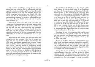 |
|
11/10/97 -4
439 28/03/2010 - 220
440
Một nửa hành trình đã qua, nhưng vẫn còn cảm giác
không thoải mái, không dễ chịu, vì bạn cảm thấy mất mát,
người lạ với chính mình, không biết bạn là ai. Trước đó,
bạn biết bạn đã là ai: tên bạn, hình dạng bạn, địa chỉ bạn,
số tiền trong ngân hàng của bạn - mọi thứ đều chắc chắn,
đấy là bạn. Bạn đã đồng nhất với bản ngã. Bây giờ bản
ngã tan biến đi, ngôi nhà cũ sụp đổ và bạn chẳng biết bạn
là ai, bạn ở đâu. Mọi thứ đều âm u, mây mù, và sự chắc
chắn cũ đã mất rồi.
Điều này là tốt vì chắc chắn cũ là chắc chắn giả.
Trong thực tế, nó không phải là chắc chắn. Sâu bên trong
nó có không chắc chắn. Đó là lí do tại sao, khi bản ngã
tan biến, bạn cảm thấy không chắc chắn. Bây giờ những
tầng sâu hơn của con người bạn đang được lộ dần ra cho
bạn - bạn cảm thấy là người xa lạ. Bạn bao giờ cũng là
người lạ, chỉ bản ngã lừa dối bạn trong cảm giác rằng bạn
đã biết bạn là ai. Giấc mơ quá nhiều rồi, nó có vẻ quá
thật.
Buổi sáng khi bạn ra khỏi giấc mơ, bỗng nhiên bạn
chẳng biết bạn là ai hay đang ở đâu. Bạn đã bao giờ cảm
thấy cảm giác này đôi khi vào buổi sáng không? - khi
bỗng nhiên bạn tỉnh dậy khỏi giấc mơ, và trong khoảnh
khắc nào đó bạn không biết bạn ở đâu, bạn là ai và cái gì
đang xảy ra? Cũng điều này xảy ra khi người ta ra khỏi
giấc mơ của bản ngã. Bạn sẽ cảm thấy không thoải mái,
không dễ chịu, mất gốc, nhưng người ta phải cảm hạnh
phúc về điều đó. Nếu bạn trở nên khổ về điều đó, bạn sẽ
rơi trở lại với trạng thái vấn đề cũ nơi mọi thứ đã từng là
chắc chắn, nơi mọi thứ đều được vẽ bản đồ, lên sơ đồ, nơi
bạn biết rõ, nơi hướng dẫn là rõ ràng.
Bỏ cái khó chịu đi. Cho dù nó có đấy, đừng bị quá ấn
tượng bởi nó. Để cho nó có đấy, quan sát nó, và điều đó
nữa sẽ qua đi. Chẳng mấy chốc cái khó chịu sẽ biến mất.
Nó có đấy bởi vì thói quen cũ về cái chắc chắn. Bạn
không biết cách sống trong thế giới không chắc chắn. Bạn
không biết cách sống trong không an toàn. Cái khó chịu
có đó bởi vì cái an toàn cũ. Nó có đó chỉ vì thói quen cũ,
tàn tích cũ. Nó sẽ qua. Người ta chỉ phải đợi, quan sát,
thảnh thơi và cảm thấy hạnh phúc rằng cái gì đó đã xảy
ra. Và tôi bảo bạn, nó là chỉ dẫn tốt. Nhiều người đã quay
lại từ điểm đó chỉ để cảm thấy thoải mái lại, thấy dễ chịu,
thấy về nhà. Họ đã lỡ rồi. Họ mới chỉ đến gần hơn mục
tiêu, và họ quay lại. Bạn đừng làm như thế; tiến lên trước
đi. Không chắc chắn là tốt, chẳng có gì sai với nó cả. Bạn
chỉ phải hài hoà, tất cả chỉ có vậy.
Bạn đang hài hoà với vũ trụ chắc chắn của bản ngã,
vũ trụ an toàn của bản ngã. Dù sai lầm trên bề mặt đến
mức nào, mọi thứ cũng dường như là hoàn hảo như nó
đáng phải là như vậy. Bạn cần chút ít hài hoà với sự tồn
tại không chắc chắn.
Sự tồn tại là không chắc chắn, không an toàn, nguy
hiểm. Nó là một luồng - mọi thứ chuyển động, thay đổi.
Nó là thế giới lạ; làm quen với nó đi. dũng cảm lên một
chút và đừng nhìn về sau, nhìn lên trước; chẳng mấy chốc
bản thân sự không chắc chắn sẽ trở thành đẹp đẽ, bản thân
cái không an toàn sẽ trở thành đẹp đẽ.
Trong thực tế, chỉ cái không an toàn mới đẹp, vì
không an toàn là cuộc sống. An toàn là xấu, nó là một
phần của cái chết - đó là lí do tại sao nó lại an toàn. Sống
không hướng dẫn là cách sống duy nhất. Khi bạn sống với
hướng dẫn, bạn sống cuộc sống giả. Lí tưởng, hướng dẫn,
 