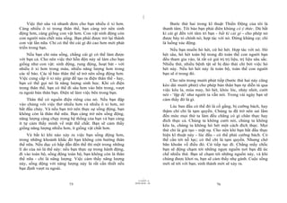 |
|
11/10/97 -4
75 28/03/2010 - 38
76
Việc thở sâu và nhanh đem cho bạn nhiều ô xi hơn.
Càng nhiều ô xi trong thân thể, bạn càng trở nên sinh
động hơn, càng giống con vật hơn. Con vật sinh động còn
con người nửa chết nửa sống. Bạn phải được trở lại thành
con vật lần nữa. Chỉ có thế thì cái gì đó cao hơn mới phát
triển trong bạn.
Nếu bạn chỉ nửa sống, chẳng cái gì có thể làm được
với bạn cả. Cho nên việc thở hỗn độn này sẽ làm cho bạn
giống như con vật: sinh động, rung động, hoạt bát - với
nhiều ô xi hơn trong máu, nhiều năng lượng hơn trong
các tế bào. Các tế bào thân thể sẽ trở nên sống động hơn.
Việc cung cấp ô xi này giúp để tạo ra điện thân thể - hay,
bạn có thể gọi nó là năng lượng sinh học. Khi có điện
trong thân thể, bạn có thể đi sâu hơn vào bên trong, vượt
ra ngoài bản thân bạn. Điện sẽ làm việc bên trong bạn.
Thân thể có nguồn điện riêng của nó. Nếu bạn đập
vào chúng với việc thở nhiều hơn và nhiều ô xi hơn, nó
bắt đầu chảy. Và nếu bạn trở nên thực sự sống động, bạn
không còn là thân thể nữa. Bạn càng trở nên sống động,
năng lượng càng chạy trong hệ thống của bạn và bạn càng
ít tự cảm thấy mình về mặt thể chất. Bạn sẽ cảm thấy
giống năng lượng nhiều hơn, ít giống vật chất hơn.
Và bất kì khi nào xảy ra việc bạn sống động hơn,
trong những khoảnh khắc đó bạn không còn hướng thân
thể nữa. Nếu dục có hấp dẫn đến thế thì một trong những
lí do của nó là thế này: nếu bạn thực sự trong hành động,
đi vào toàn bộ, sống động toàn bộ, bạn không còn là thân
thể nữa - chỉ là năng lượng. Việc cảm thấy năng lượng
này, sống động với năng lượng này là rất cần thiết nếu
bạn định vượt ra ngoài.
Bước thứ hai trong kĩ thuật Thiền Động của tôi là
thanh tâm. Tôi bảo bạn phải điên khùng có ý thức. Dù bất
kì cái gì đến với tâm trí bạn - bất kì cái gì - cho phép nó
được bày tỏ chính nó; hợp tác với nó. Đừng kháng cự; chỉ
là luồng xúc động.
Nếu bạn muốn hò hét, cứ hò hét. Hợp tác với nó. Hò
hét sâu, hò hét toàn bộ trong đó toàn thể con người bạn
đều tham gia vào, là rất có giá trị trị liệu, trị liệu sâu sắc.
Nhiều thứ, nhiều bệnh tật sẽ bị đào thải chỉ bởi việc hò
hét này. Nếu hò hét này là toàn bộ, toàn thể con người
bạn sẽ ở trong đó.
Cho nên trong mười phút tiếp (bước thứ hai này cũng
kéo dài mười phút) cho phép bản thân bạn tự diễn tả qua
việc kêu la, múa may, hò hét, khóc lóc, nhảy nhót, cười
nói - ‘lập dị’ như người ta vẫn nói. Trong vài ngày bạn sẽ
cảm thấy đó là gì.
Lúc ban đầu có thể đó là cố gắng, bị cưỡng bách, hay
thậm chí chỉ là tạm quyền. Chúng ta đã trở nên sai lầm
đến mức mọi thứ ta làm đều chẳng có gì chân thực hay
đích thực cả. Chúng ta không cười nói, chúng ta không
kêu la, chúng ta không hò hét một cách đích thực. Mọi
thứ chỉ là giả tạo - mặt nạ. Cho nên khi bạn bắt đầu thực
hiện kĩ thuật này - lúc đầu - có thể phải cưỡng bách. Có
thể cần tới nỗ lực; có thể chỉ là tạm quyền. Nhưng chớ
băn khoăn về điều đó. Cứ tiếp tục đi. Chẳng mấy chốc
bạn sẽ động chạm tới những ngọn nguồn nơi bạn đã ức
chế nhiều thứ. Bạn sẽ chạm tới những nguồn này, và khi
chúng được khơi ra, bạn sẽ cảm thấy nhẹ gánh. Cuộc sống
mới sẽ tới với bạn; sinh thành mới sẽ xảy ra.
 