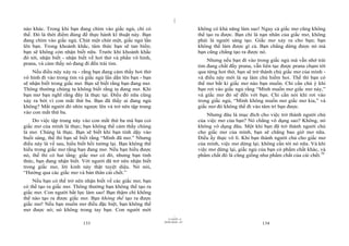 |
|
11/10/97 -4
133 28/03/2010 - 67
134
nào khác. Trong khi bạn đang chìm vào giấc ngủ, chỉ có
thế. Đó là thời điểm đúng để thực hành kĩ thuật này. Bạn
đang chìm vào giấc ngủ. Chút một chút một, giấc ngủ lấn
lên bạn. Trong khoảnh khắc, tâm thức bạn sẽ tan biến;
bạn sẽ không còn nhận biết nữa. Trước khi khoảnh khắc
đó tới, nhận biết - nhận biết về hơi thở và phần vô hình,
prana, và cảm thấy nó đang đi đến trái tim.
Nếu điều này xảy ra - rằng bạn đang cảm thấy hơi thở
vô hình đi vào trong tim và giấc ngủ lấn dần lên bạn - bạn
sẽ nhận biết trong giấc mơ. Bạn sẽ biết rằng bạn đang mơ.
Thông thường chúng ta không biết rằng ta đang mơ. Khi
bạn mơ bạn nghĩ rằng đây là thực tại. Điều đó nữa cũng
xảy ra bởi vì con mắt thứ ba. Bạn đã thấy ai đang ngủ
không? Mắt người đó nhìn ngược lên và trở nên tập trung
vào con mắt thứ ba.
Do việc tập trung này vào con mắt thứ ba mà bạn coi
giấc mơ của mình là thực; bạn không thể cảm thấy chúng
là mơ. Chúng là thực. Bạn sẽ biết khi bạn tỉnh dậy vào
buổi sáng, thế thì bạn sẽ biết rằng “Mình đã mơ.” Nhưng
điều này là về sau, hiểu biết hồi tưởng lại. Bạn không thể
hiểu trong giấc mơ rằng bạn đang mơ. Nếu bạn hiểu được
nó, thế thì có hai tầng: giấc mơ có đó, nhưng bạn tỉnh
thức, bạn đang nhận biết. Với người đã trở nên nhận biết
trong giấc mơ, lời kinh này thật tuyệt diệu. Nó nói,
“Hướng qua các giấc mơ và bản thân cái chết.”
Nếu bạn có thể trở nên nhận biết về các giấc mơ, bạn
có thể tạo ra giấc mơ. Thông thường bạn không thể tạo ra
giấc mơ. Con người bất lực làm sao! Bạn thậm chí không
thể nào tạo ra được giấc mơ. Bạn không thể tạo ra được
giấc mơ! Nếu bạn muốn mơ điều đặc biệt, bạn không thể
mơ được nó; nó không trong tay bạn. Con người mới
không có khả năng làm sao! Ngay cả giấc mơ cũng không
thể tạo ra được. Bạn chỉ là nạn nhân của giấc mơ, không
phải là người sáng tạo. Giấc mơ xảy ra cho bạn; bạn
không thể làm được gì cả. Bạn chẳng dừng được nó mà
bạn cũng chẳng tạo ra được nó.
Nhưng nếu bạn đi vào trong giấc ngủ mà vẫn nhớ trái
tim đang chất đầy prana, vẫn liên tục được prana chạm tới
qua từng hơi thở, bạn sẽ trở thành chủ giấc mơ của mình -
và điều này mới là sự làm chủ hiếm hoi. Thế thì bạn có
thể mơ bất kì giấc mơ nào bạn muốn. Chỉ cần chú ý khi
bạn rơi vào giấc ngủ rằng “Mình muốn mơ giấc mơ này,”
và giấc mơ đó sẽ đến với bạn. Chỉ cần nói khi rơi vào
trong giấc ngủ, “Mình không muốn mơ giấc mơ kia,” và
giấc mơ đó không thể đi vào tâm trí bạn được.
Nhưng đâu là mục đích cho việc trở thành người chủ
của việc mơ của bạn? Nó chẳng vô dụng sao? Không, nó
không vô dụng đâu. Một khi bạn đã trở thành người chủ
cho giấc mơ của mình, bạn sẽ chẳng bao giờ mơ nữa.
Điều ấy thực vô lí. Khi bạn thành người chủ cho giấc mơ
của mình, việc mơ dừng lại; không cần tới nó nữa. Và khi
việc mơ dừng lại, giấc ngủ của bạn có phẩm chất khác, và
phẩm chất đó là cũng giống như phẩm chất của cái chết.70
 