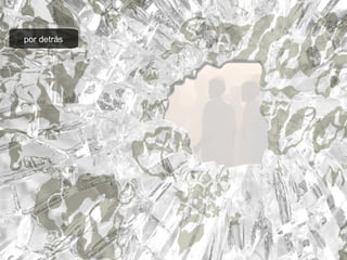 por detrás 