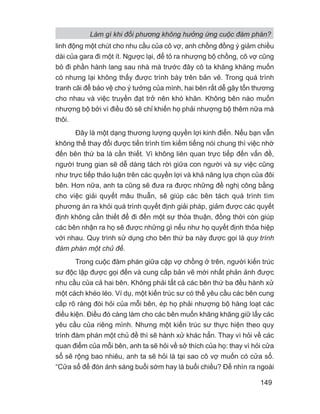 Làm gì khi đối phương không hưởng ứng cuộc đàm phán?
149
linh động một chút cho nhu cầu của cô vợ, anh chồng đồng ý giảm chiều
dài của gara đi một ít. Ngược lại, để tỏ ra nhượng bộ chồng, cô vợ cũng
bỏ đi phần hành lang sau nhà mà trước đây cô ta khăng khăng muốn
có nhưng lại không thấy được trình bày trên bản vẽ. Trong quá trình
tranh cãi để bảo vệ cho ý tưởng của mình, hai bên rất dễ gây tổn thương
cho nhau và việc truyền đạt trở nên khó khăn. Không bên nào muốn
nhượng bộ bởi vì điều đó sẽ chỉ khiến họ phải nhượng bộ thêm nữa mà
thôi.
Đây là một dạng thương lượng quyền lợi kinh điển. Nếu bạn vẫn
không thể thay đổi được tiến trình tìm kiếm tiếng nói chung thì việc nhờ
đến bên thứ ba là cần thiết. Vì không liên quan trực tiếp đến vấn đề,
người trung gian sẽ dễ dàng tách rời giữa con người và sự việc cũng
như trực tiếp thảo luận trên các quyền lợi và khả năng lựa chọn của đôi
bên. Hơn nữa, anh ta cũng sẽ đưa ra được những đề nghị công bằng
cho việc giải quyết mâu thuẫn, sẽ giúp các bên tách quá trình tìm
phương án ra khỏi quá trình quyết định giải pháp, giảm được các quyết
định không cần thiết để đi đến một sự thỏa thuận, đồng thời còn giúp
các bên nhận ra họ sẽ được những gì nếu như họ quyết định thỏa hiệp
với nhau. Quy trình sử dụng cho bên thứ ba này được gọi là quy trình
đàm phán một chủ đề.
Trong cuộc đàm phán giữa cặp vợ chồng ở trên, người kiến trúc
sư độc lập được gọi đến và cung cấp bản vẽ mới nhất phản ảnh được
nhu cầu của cả hai bên. Không phải tất cả các bên thứ ba đều hành xử
một cách khéo léo. Ví dụ, một kiến trúc sư có thể yêu cầu các bên cung
cấp rõ ràng đòi hỏi của mỗi bên, ép họ phải nhượng bộ hàng loạt các
điều kiện. Điều đó càng làm cho các bên muốn khăng khăng giữ lấy các
yêu cầu của riêng mình. Nhưng một kiến trúc sư thực hiện theo quy
trình đàm phán một chủ đề thì sẽ hành xử khác hẳn. Thay vì hỏi về các
quan điểm của mỗi bên, anh ta sẽ hỏi về sở thích của họ: thay vì hỏi cửa
sổ sẽ rộng bao nhiêu, anh ta sẽ hỏi là tại sao cô vợ muốn có cửa sổ.
“Cửa sổ để đón ánh sáng buổi sớm hay là buổi chiều? Để nhìn ra ngoài
 