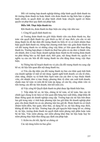 Đối với trường hợp doanh nghiệp không chấp hành quyết định thanh tra
thì trưởng đoàn thanh tra hoặc thành viên đoàn thanh tra lập biên bản vi phạm
hành chính, ra quyết định xử phạt hành chính hoặc chuyển người có thẩm
quyền xử phạt theo quy định của pháp luật.
Điều 160. Thực hiện thanh tra
Khi thanh tra, đoàn thanh tra thực hiện các công việc như sau:
1. Công bố quyết định thanh tra:
a) Trưởng đoàn thanh tra giới thiệu thành viên của đoàn thanh tra, đọc
toàn văn quyết định thanh tra; giải thích cụ thể về mục đích, yêu cầu và nội
dung thanh tra để đại diện đối tượng thanh tra hiểu rõ và có trách nhiệm thực
hiện quyết định thanh tra; thông báo chương trình làm việc giữa đoàn thanh tra
với đối tượng thanh tra và những công việc khác có liên quan đến hoạt động
thanh tra. Trường hợp phạm vi thanh tra thuế bao gồm cả các đơn vị thành viên,
chi nhánh, đơn vị trực thuộc doanh nghiệp được thanh tra thì trưởng đoàn thanh
tra phải thông báo cụ thể danh sách, thời gian, nội dung thanh tra, quyền và
nghĩa vụ của các bên để đối tượng thanh tra chủ động được trong việc thực
hiện;
b) Thông báo kế hoạch thanh tra và yêu cầu đối tượng thanh tra cung cấp
hồ sơ, tài liệu liên quan đến nội dung thanh tra;
c) Yêu cầu đại diện của đối tượng thanh tra báo cáo khái quát tình hình
của doanh nghiệp về một số nội dung: ngành nghề kinh doanh; cơ cấu tổ chức,
chức năng, nhiệm vụ và hình thức hạch toán của các đơn vị trực thuộc thành
viên, chi nhánh, đơn vị trực thuộc; phương thức tổ chức sản xuất kinh doanh;
chuẩn mực kế toán và niên độ kế toán áp dụng; số cán bộ, công nhân viên và
tiền lương; các đối tác liên doanh, liên kết (nếu có);
d) Việc công bố Quyết định thanh tra phải được lập thành biên bản.
2. Tiếp nhận hồ sơ, tài liệu, chứng từ kế toán, sổ kế toán, báo cáo tài
chính (gọi chung là tài liệu) có liên quan đến hàng hoá xuất khẩu, nhập khẩu đã
được thông quan do doanh nghiệp cung cấp. Trường hợp các tài liệu trên được
lưu giữ trong máy vi tính hoặc phương tiện lưu giữ khác thì doanh nghiệp phải
giao cho đoàn thanh tra cả các phương tiện lưu giữ đó. Đoàn thanh tra có trách
nhiệm kiểm đếm, bảo quản, khai thác, sử dụng hồ sơ, tài liệu đúng mục đích,
không để thất lạc tài liệu. Trường hợp cần giữ nguyên hiện trạng hồ sơ, chứng
từ, tài liệu, trưởng đoàn thanh tra quyết định niêm phong một phần hoặc toàn
bộ tài liệu. Việc niêm phong, mở niêm phong khai thác tài liệu hoặc huỷ bỏ
niêm phong thực hiện theo đúng quy định của pháp luật.
3. Kiểm tra chi tiết, lập hồ sơ chứng cứ
Các nội dung kiểm tra bao gồm:
237
 
