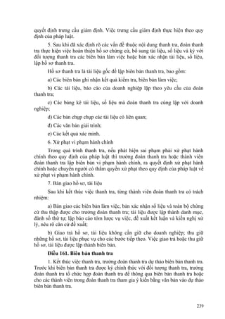 quyết định trưng cầu giám định. Việc trưng cầu giám định thực hiện theo quy
định của pháp luật.
5. Sau khi đã xác định rõ các vấn đề thuộc nội dung thanh tra, đoàn thanh
tra thực hiện việc hoàn thiện hồ sơ chứng cứ, bổ sung tài liệu, số liệu và ký với
đối tượng thanh tra các biên bản làm việc hoặc bản xác nhận tài liệu, số liệu,
lập hồ sơ thanh tra.
Hồ sơ thanh tra là tài liệu gốc để lập biên bản thanh tra, bao gồm:
a) Các biên bản ghi nhận kết quả kiểm tra, biên bản làm việc;
b) Các tài liệu, báo cáo của doanh nghiệp lập theo yêu cầu của đoàn
thanh tra;
c) Các bảng kê tài liệu, số liệu mà đoàn thanh tra cùng lập với doanh
nghiệp;
d) Các bản chụp chụp các tài liệu có liên quan;
đ) Các văn bản giải trình;
e) Các kết quả xác minh.
6. Xử phạt vi phạm hành chính
Trong quá trình thanh tra, nếu phát hiện sai phạm phải xử phạt hành
chính theo quy định của pháp luật thì trưởng đoàn thanh tra hoặc thành viên
đoàn thanh tra lập biên bản vi phạm hành chính, ra quyết định xử phạt hành
chính hoặc chuyển người có thẩm quyền xử phạt theo quy định của pháp luật về
xử phạt vi phạm hành chính.
7. Bàn giao hồ sơ, tài liệu
Sau khi kết thúc việc thanh tra, từng thành viên đoàn thanh tra có trách
nhiệm:
a) Bàn giao các biên bản làm việc, bản xác nhận số liệu và toàn bộ chứng
cứ thu thập được cho trưởng đoàn thanh tra; tài liệu được lập thành danh mục,
đánh số thứ tự; lập báo cáo tóm lược vụ việc, đề xuất kết luận và kiến nghị xử
lý, nêu rõ căn cứ đề xuất;
b) Giao trả hồ sơ, tài liệu không cần giữ cho doanh nghiệp; thu giữ
những hồ sơ, tài liệu phục vụ cho các bước tiếp theo. Việc giao trả hoặc thu giữ
hồ sơ, tài liệu được lập thành biên bản.
Điều 161. Biên bản thanh tra
1. Kết thúc việc thanh tra, trưởng đoàn thanh tra dự thảo biên bản thanh tra.
Trước khi biên bản thanh tra được ký chính thức với đối tượng thanh tra, trưởng
đoàn thanh tra tổ chức họp đoàn thanh tra để thông qua biên bản thanh tra hoặc
cho các thành viên trong đoàn thanh tra tham gia ý kiến bằng văn bản vào dự thảo
biên bản thanh tra.
239
 