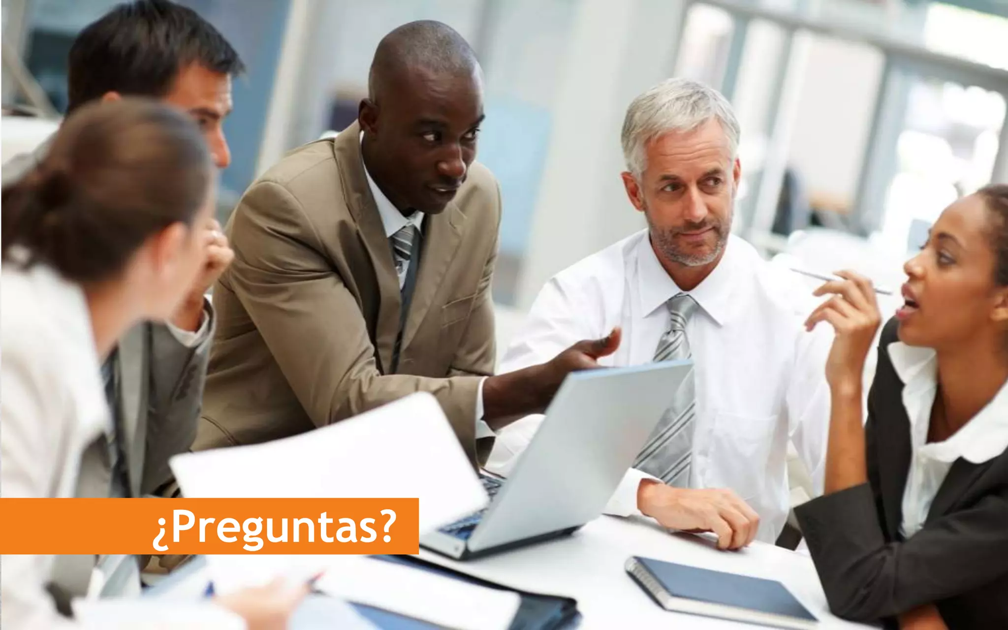 IMMAGINE DI 2 GRUPPI DI PROFESSIONISTI CHE COMUNICANO.
DOMANDE – SESSIONE APERTA
¿Preguntas?
 