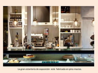 La gran estantería de exposición está fabricada en pino macizo.
 