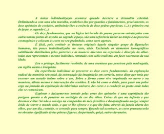 A única individualização acontece quando descreve a Jerusalém celestial. Delimitando-a com uma alta muralha, estabelece-lhe por guardas e fundamentos, precisamente, os doze apóstolos do cordeiro, atribuindo-lhes a essência de doze pedras preciosas. (...) o primeiro era de jaspe, o segundo (...). Os doze fundamentos, que na lógica intrincada do poema parecem entrelaçados com outras tantas portas de assédio ao sagrado espaço, são uma referência linear ao tempo e ao processo cosmogónico e colocam as cores no seu preâmbulo, como seres agentes. É fácil, pois, restituir as tinturas originais àquele singular grupo de figurações humanas, tão pouco individualizadas no resto, aliás. Excluindo os elementos iconográficos subtilmente distribuídos pelos parterres e as nuances discretas na expressão e direcção do olhar, todas elas representam o mesmo indivíduo, retratado com sábio realismo, em fases sucessivas da sua idade. Era o prólogo, facilmente resolvido, de uma aventura que penetrou pela madrugada, em vigília atenta e irrequieta. Da experiência individual de percorrer as doze cores fundamentais, da exploração radical da memória sensorial, da extenuação da imaginação em correria, posso dizer que teria que escrever um tratado íntimo sobre a cor. Sobre a forma como vive enquistada no nervo e na memória, alheia mesmo à intervenção dos sentidos. E não há como o doido, para guiar um pobre cego na jornada da exploração do labiríntico universo das cores e o conduzir ao ponto onde todas elas se comunicam. Explorar e deixarmo-nos possuir pelas cores dos apóstolos é uma experiência tão perigosa quanto a de penetrar no sortilégio da cor dos olhos. Coisas de que me defendo e que devemos evitar. Só não o consigo na companhia do meu frenético e desaparafusado amigo, sempre ávido de sorver o mundo todo, o que se lhe oferece e o que lhe falta, através da janela aberta dos olhos, que um dia, contudo, se cerrarão para sempre. Quando tal acontecer, as cores permanecerão no obscuro significado destas pétreas figuras, despertando, quiçá, outros devaneios. 