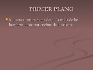PRIMER PLANO Muestra a una persona desde la caída de los hombros hasta por encima de la cabeza. 
