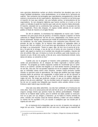 esos ejercicios domésticos surtían un efecto retroactivo tan duradero que con la
mayor facilidad entrábamos, como deslizándonos, en el estado de la "presencia de
espíritu". Nos sentíamos tan protegidos que esperábamos sosegadamente el día del
examen y la presencia de los espectadores. Aprobamos el examen en tal forma que
el maestro no tuvo que solicitar, con una turbada sonrisa, la benevolencia de los
espectadores. Se nos otorgaron diplomas que fueron escritos en el acto y en los
cuales se indicaba el grado de maestría que cada uno de nosotros había alcanzado.
El maestro, ataviado con su vestimenta más suntuosa, dio fin a la prueba con dos
tiros magistrales. Pocos días después, mi esposa recibió además en un examen
público el título de maestra en arreglos florales.
De ahí en adelante, la enseñanza fue adoptando un nuevo cariz. Conformándose con unos pocos tiros de práctica, el maestro empezó a exponer en forma
coherente la "Magna Doctrina" del tiro de arco, adaptándola a los niveles que habíamos alcanzado. Aunque se expresara por medio de misteriosas imágenes y oscuras metáforas, las más sutiles insinuaciones eran suficientes para hacernos comprender de qué se trataba. De la manera más explícita se explayaba sobre la
esencia del "arte sin artificio" en el cual tiene que desembocar el tiro de arco si ha
de llegar a su consumación. "Quien es capaz -dijo- de tirar con el cuerno de la liebre y el pelo de la tortuga, o sea de dar en el centro sin arco (cuerno) ni flecha
(pelo), sólo aquél es maestro en el sentido más elevado de la palabra, maestro del
arte sin artificio. Más aún: él mismo es el arte sin artificio y por ende maestro y nomaestro en uno. Al dar esta vuelta, el tiro de arco, como movimiento inmóvil, como
danza sin danza, se convierte en Zen."
Cuando una vez le pregunté al maestro cómo podríamos seguir progresando con prescindencia -de él, después de haber regresado a nuestra patria,
contestó: "Su pregunta ya recibió respuesta cuando les recomendé que se sometieran a un examen. Ustedes han llegado a un nivel donde maestro y discípulo ya
no son dos, sino uno. Por eso pueden separarse de mí en cualquier momento. Aunque se extiendan vastos mares entre nosotros, siempre estaré presente cuando
ustedes se ejerciten como lo aprendieron. No tengo que pedirles que bajo ningún
pretexto dejen de practicar con regularidad, ni dejen pasar un día sin ejecutar la
ceremonia, aunque sea sin arco ni flecha, o por lo menos sin respirar según las
reglas del arte. No tengo que pedírselo, porque sé que ya no podrán abandonar
jamás el tiro de arco espiritual.7 No me escriban nunca al respecto, pero mándenme de vez en cuando una fotografía que muestre cómo ustedes estiran el arco.
Entonces sabré todo lo que necesito saber.
Una sola cosa debo advertirles. Los dos han cambiado en el transcurso de
estos años. Esta es la consecuencia del arte del tiro de arco: un enfrentamiento del
arquero consigo mismo que penetra hasta las últimas profundidades. Probablemente no se habrán dado cuenta, pero lo sentirán sin duda cuando se reencuentren en su país con sus amigos y relaciones; ya no habrá la misma armonía de
antes. Ustedes ven muchas cosas de manera distinta y miden con otras medidas.
Lo mismo me ha sucedido a mí y le sucede a cualquiera que sea tocado por el
espíritu de este arte."
En -el momento de la despedida, que no era tal, el maestro me entregó el
mejor de sus arcos. "Cuando usted tire con este arco, sentirá que la maestría del

7

"La oración es una flecha apuntada al oído de Dios." G. Meyrink, El Ángel de la Ventana de Poniente.
(N. d. T.).

31

 