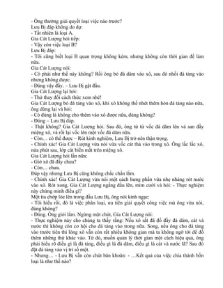 - Ông thường giải quyết loại việc nào trước? 
Lưu Bị đáp không do dự: 
- Tất nhiên là loại A. 
Gia Cát Lượng hỏi tiếp: 
- Vậy còn việc loại B? 
Lưu Bị đáp: 
- Tôi cũng biết loại B quan trọng không kém, nhưng không còn thời gian để làm 
nữa. 
Gia Cát Lượng nói: 
- Có phải như thế này không? Rồi ông bỏ đá dăm vào xô, sau đó nhồi đá tảng vào 
nhưng không được. 
- Đúng vậy đấy. – Lưu Bị gật đầu. 
Gia Cát Lượng lại hỏi: 
- Thử thay đổi cách thức xem nhé! 
Gia Cát Lượng bỏ đá tảng vào xô, khi xô không thể nhét thêm hòn đá tảng nào nữa, 
ông dừng lại và hỏi: 
- Có đúng là không cho thêm vào xô được nữa, đúng không? 
- Đúng – Lưu Bị đáp. 
- Thật không? Gia Cát Lượng hỏi. Sau đó, ông từ từ vốc đá dăm lên và san đầy 
miệng xô, và rồi lại vốc lên một vốc đá dăm nữa. 
- Còn… có thể được – Rút kinh nghiệm, Lưu Bị trở nên thận trọng. 
- Chính xác! Gia Cát Lượng vừa nói vừa vốc cát thả vào trong xô. Ông lắc lắc xô, 
nửa phút sau, lớp cát biến mất trên miệng xô. 
Gia Cát Lượng hỏi lần nữa: 
- Giờ xô đã đầy chưa? 
- Còn… chưa. 
Đáp vậy nhưng Lưu Bị cũng không chắc chắn lắm. 
- Chính xác! Gia Cát Lượng vừa nói một cách hưng phấn vừa nhẹ nhàng rót nước 
vào xô. Rót xong, Gia Cát Lượng ngẩng đầu lên, mỉm cười và hỏi: - Thực nghiệm 
này chứng minh điều gì? 
Một tia chớp lóe lên trong đầu Lưu Bị, ông nói kinh ngạc: 
- Tôi hiểu rồi, đó là việc phân loại, ưu tiên giải quyết công việc mà ông vừa nói, 
đúng không? 
- Đúng. Ông giỏi lắm. Ngừng một chút, Gia Cát Lượng nói: 
- Thực nghiệm này cho chúng ta thấy rằng: Nếu xô sắt đã đổ đầy đá dăm, cát và 
nước thì không còn cơ hội cho đá tảng vào trong nữa. Song, nếu ông cho đá tảng 
vào trước tiên thì lòng xô vẫn còn rất nhiều không gian mà ta không ngờ tới để đổ 
thêm những thứ khác vào. Từ đó, muốn quản lý thời gian một cách hiệu quả, ông 
phải hiểu rõ điều gì là đá tảng, điều gì là đá dăm, điều gì là cát và nước lã? Sau đó 
đặt đá tảng vào vị trí số một. 
- Nhưng… - Lưu Bị vẫn còn chút băn khoăn: - …Kết quả của việc chia thành bốn 
loại là như thế nào? 
 